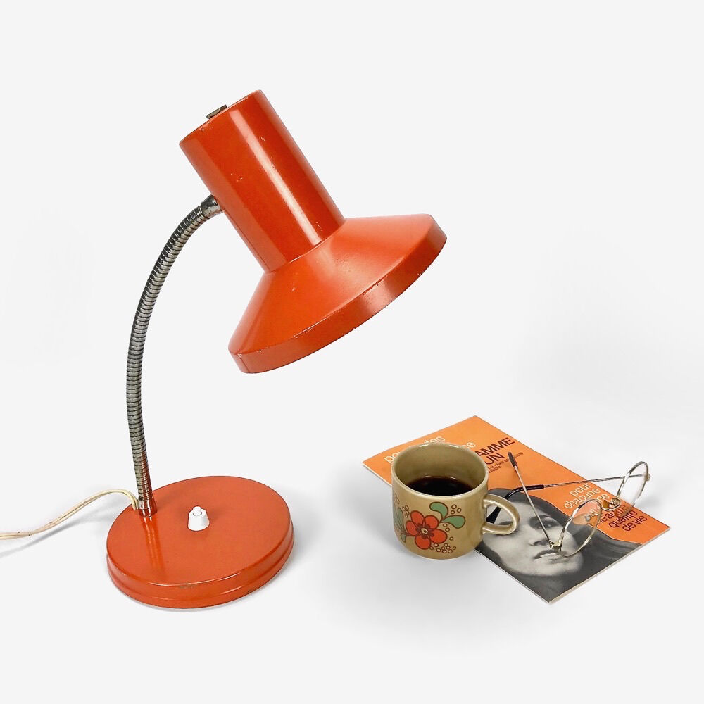 Orange casserole pose lamp