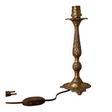 Pied de lampe vintage en métal doré patiné – décor feuillage