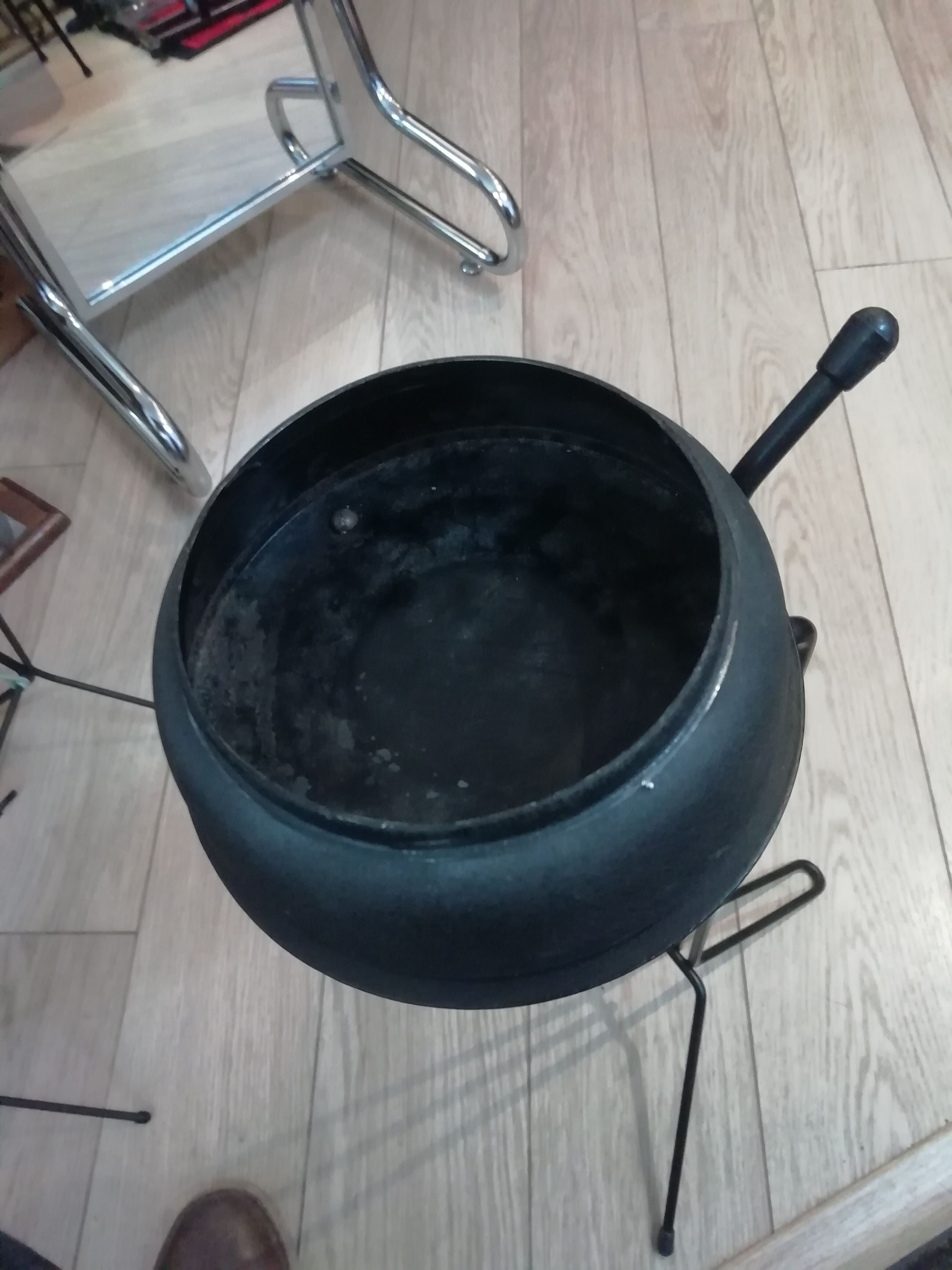 Ashtray with mechanism on foot