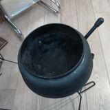 Ashtray with mechanism on foot