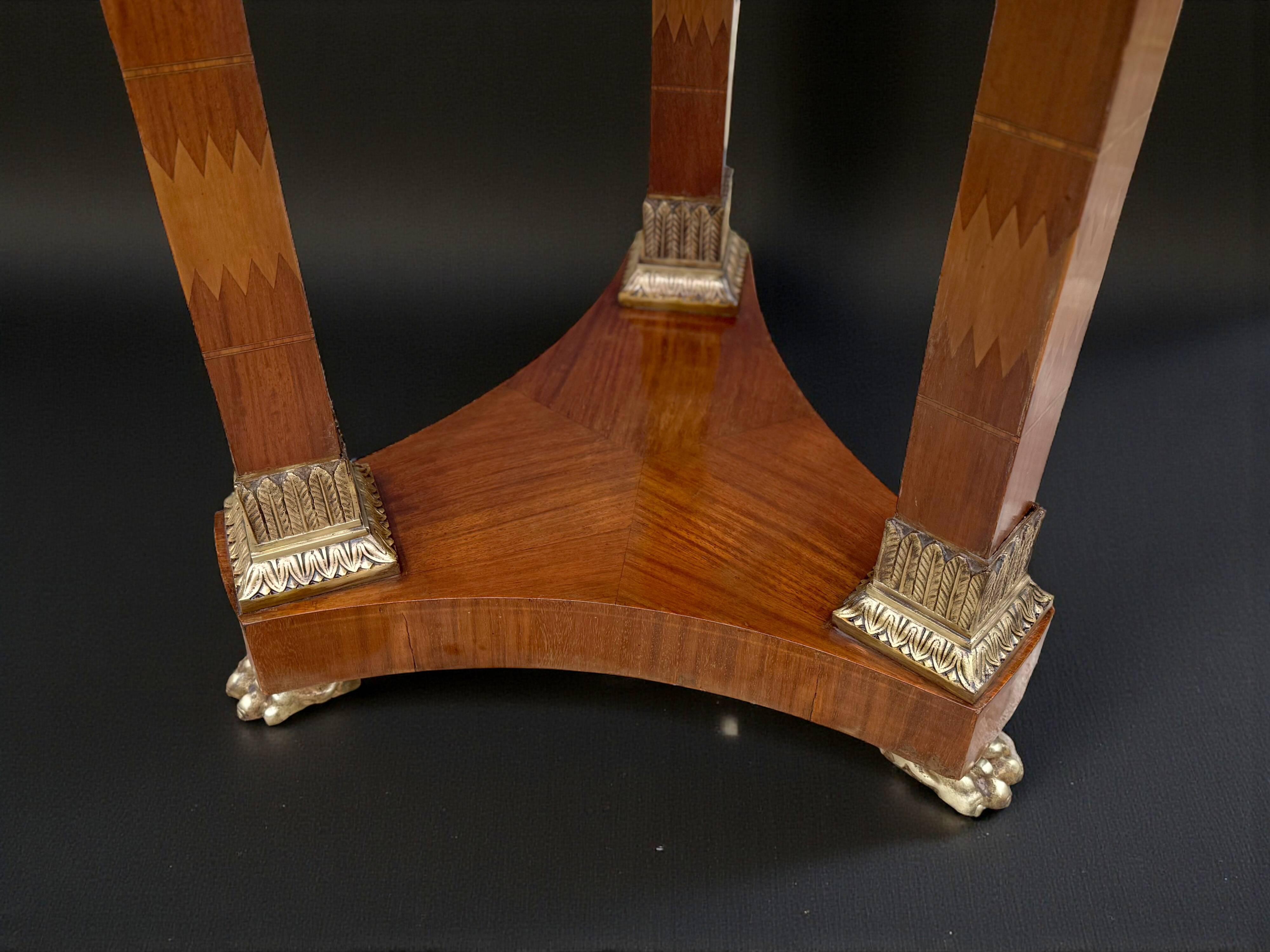 Circular gueridon empire of the 19th century in marquetry ornamented with gilt bronze
