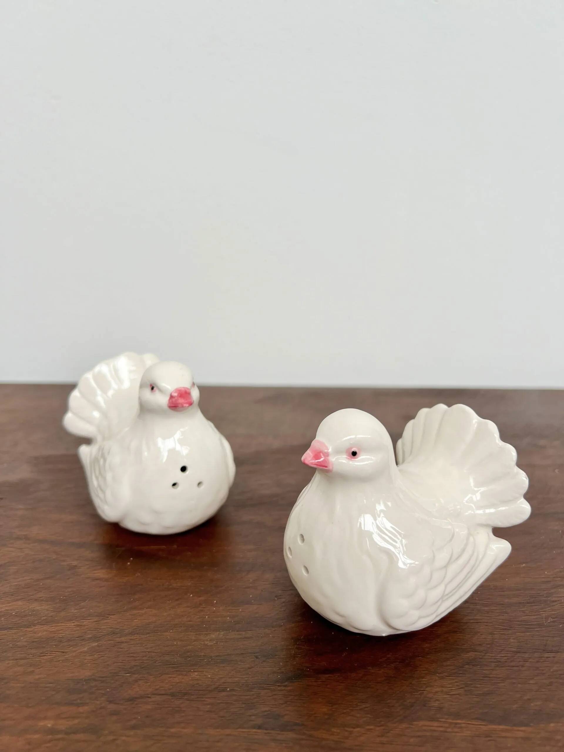 Ceramic salt and pepper set in white doves