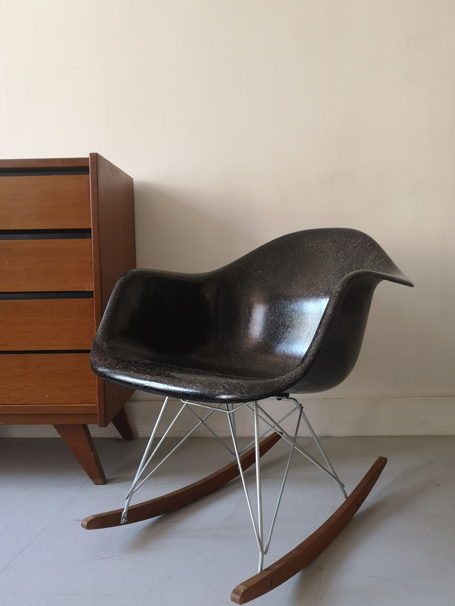 Rocking chair RAR fibre de verre noir de Charles & Ray Eames, 1970
