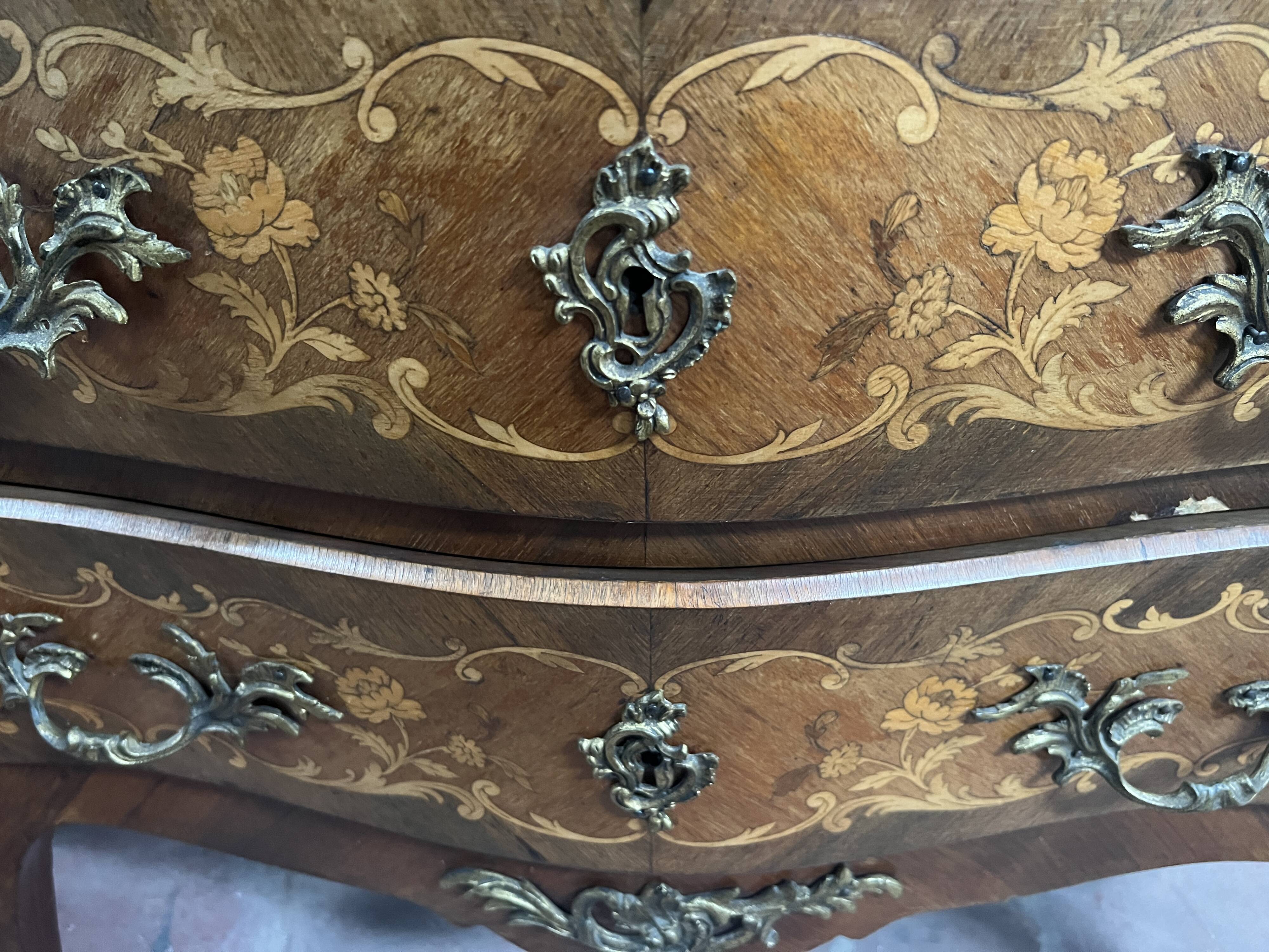 Commode de style Louis XV marquetées toutes faces XX siècle