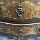 Commode de style Louis XV marquetées toutes faces XX siècle
