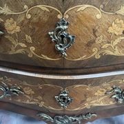 Commode de style Louis XV marquetées toutes faces XX siècle