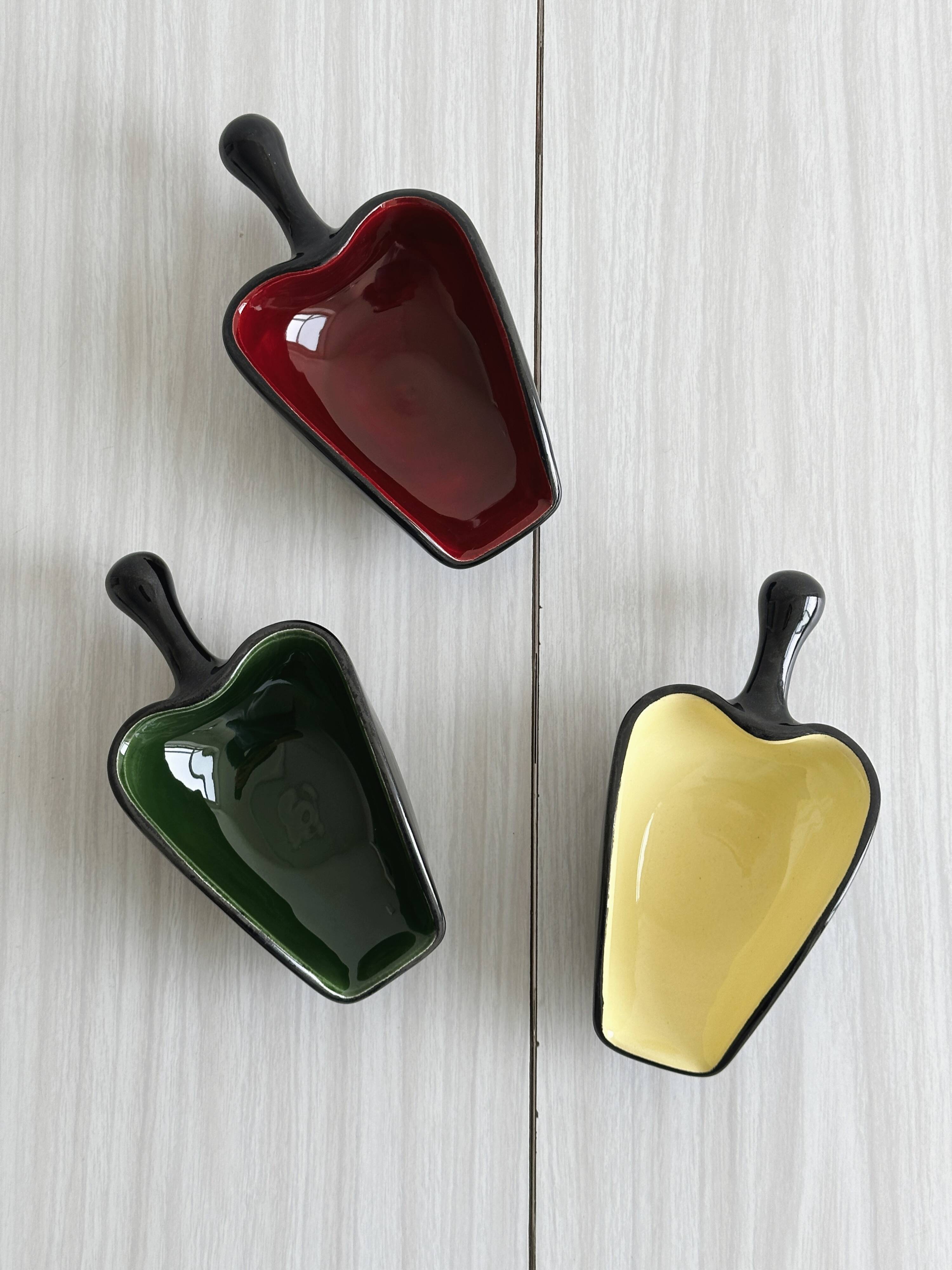 3 pepper-shaped cups