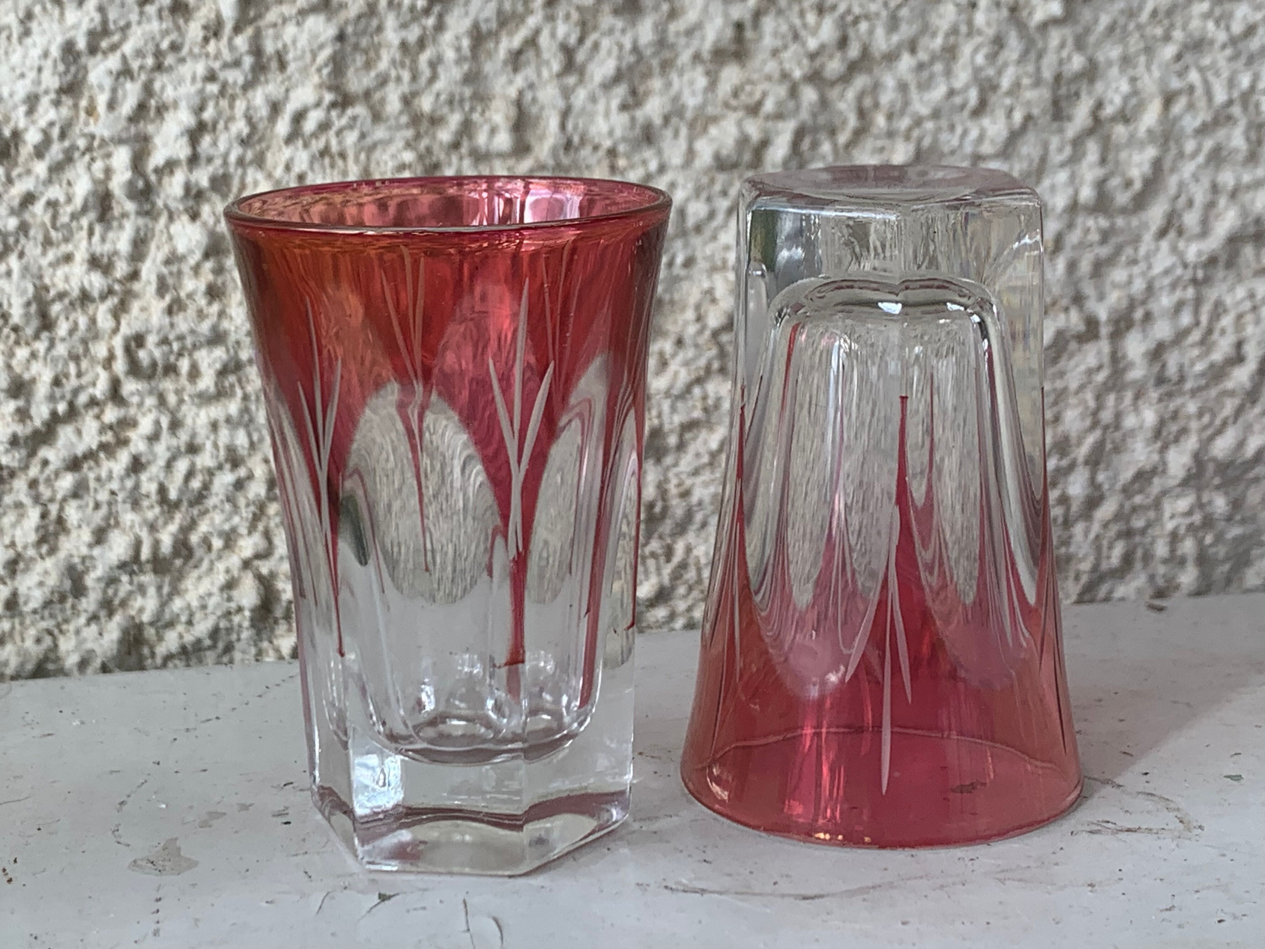 7 aperitif glasses in red and transparent glass chiseled vintage
