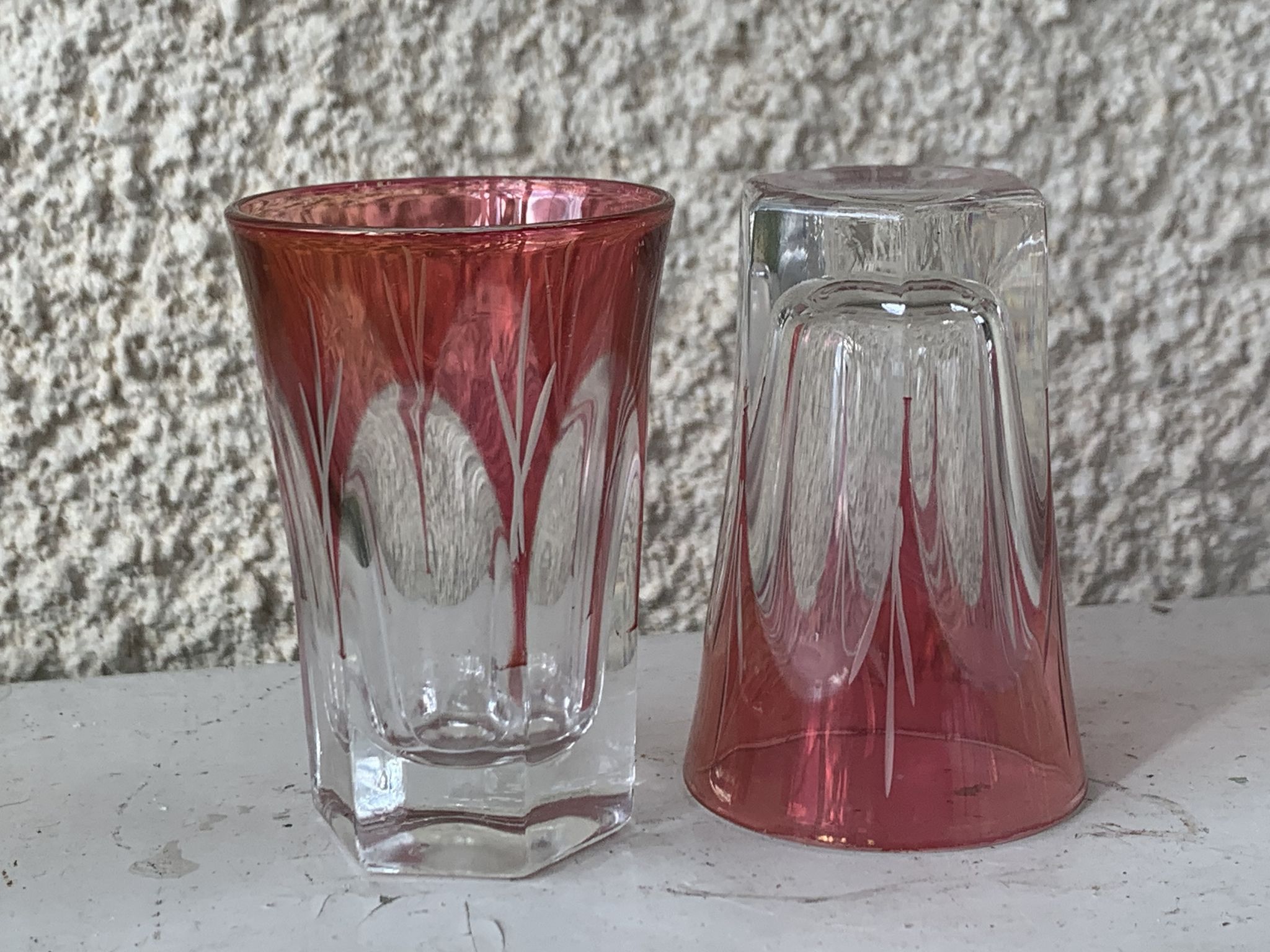 7 verres à apéritif en verre rouge et transparent ciselés vintage