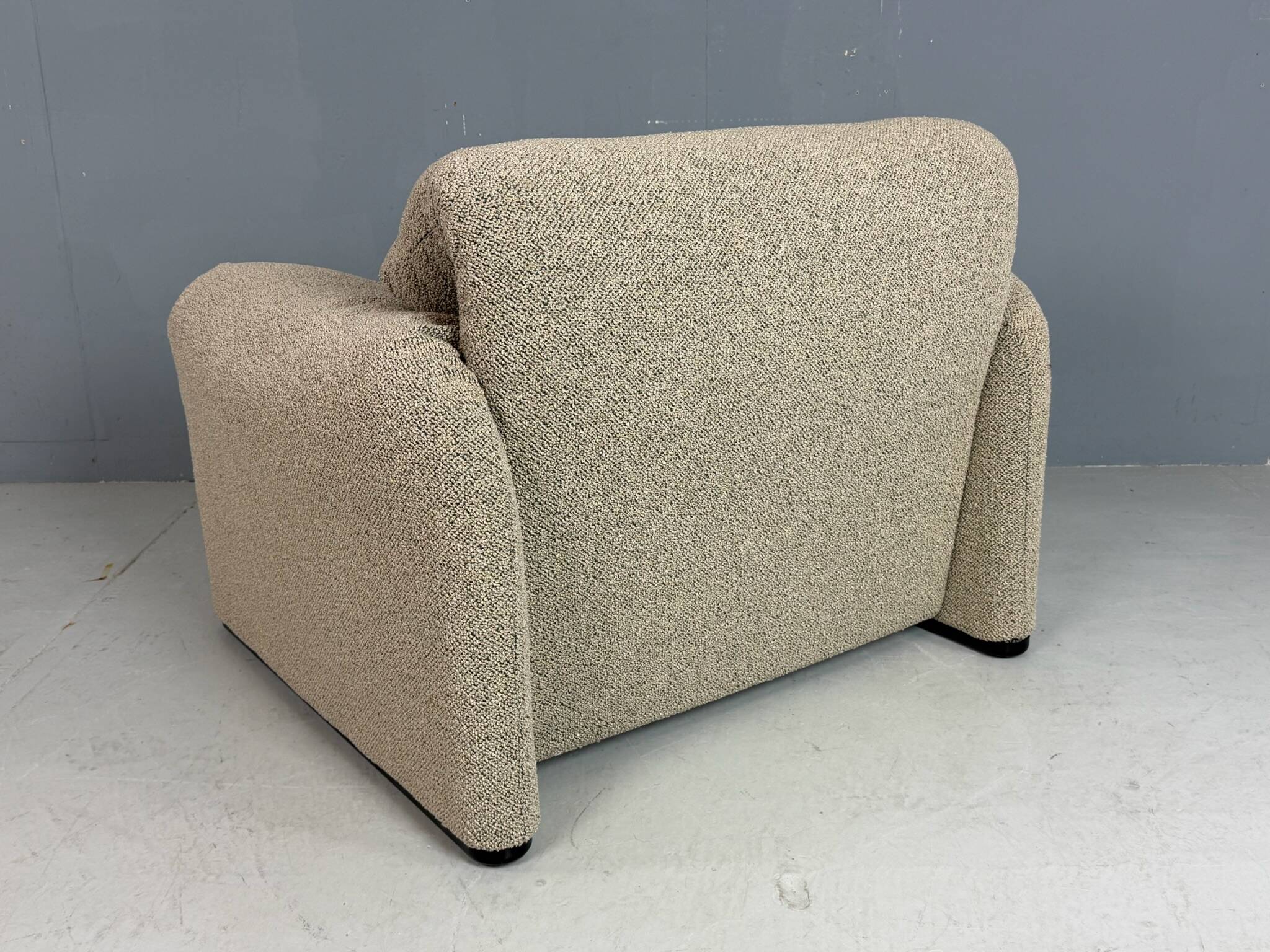 Vico Magistretti Maralunga reupholstered lounge chair for Cassina, 1980s