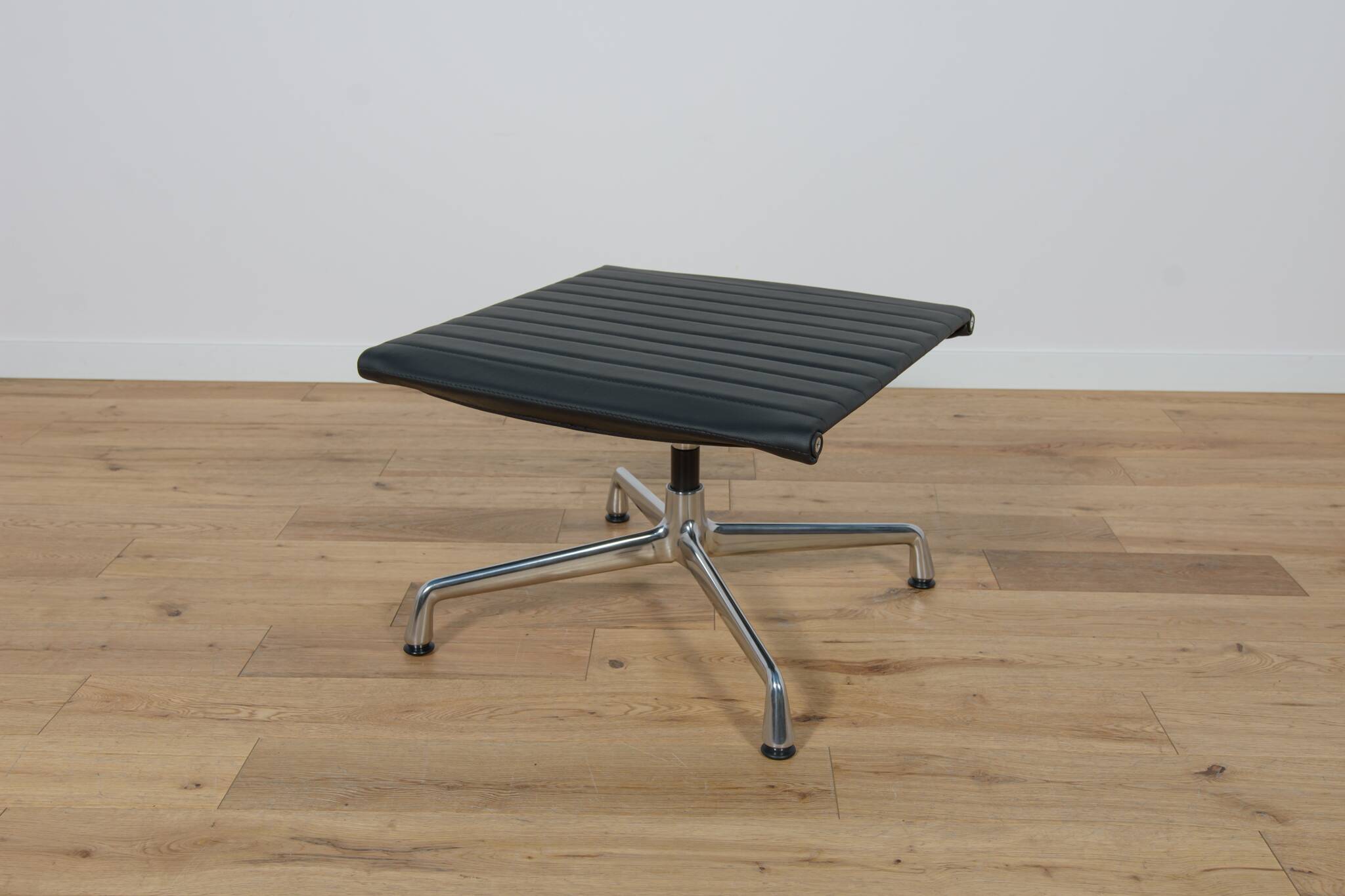 Eames Alu Group EA124 & EA125 Lounge Chair & Ottoman by Charles & Ray Eames for Vitra, 1980s.