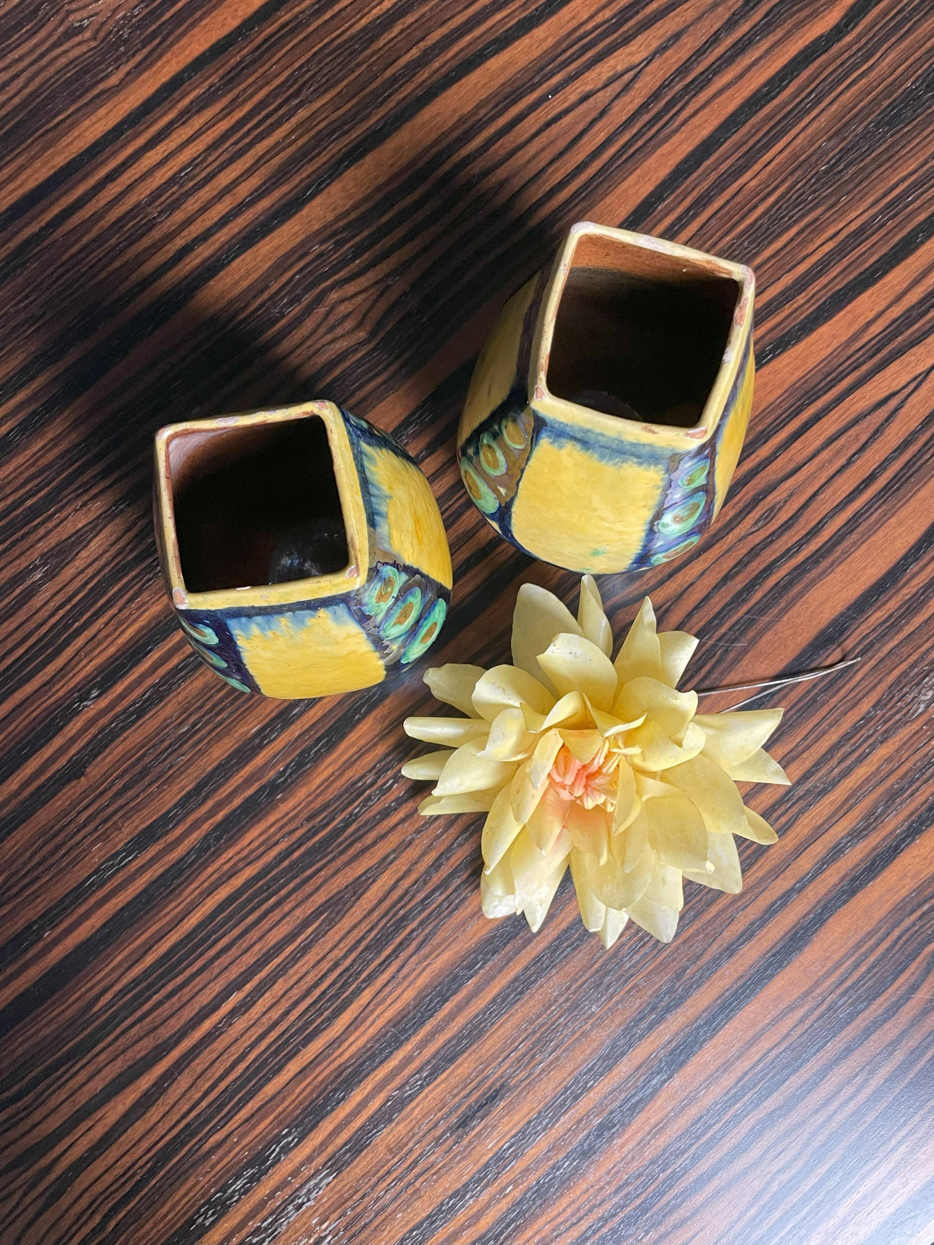 Une paire de vases verts et jaunes