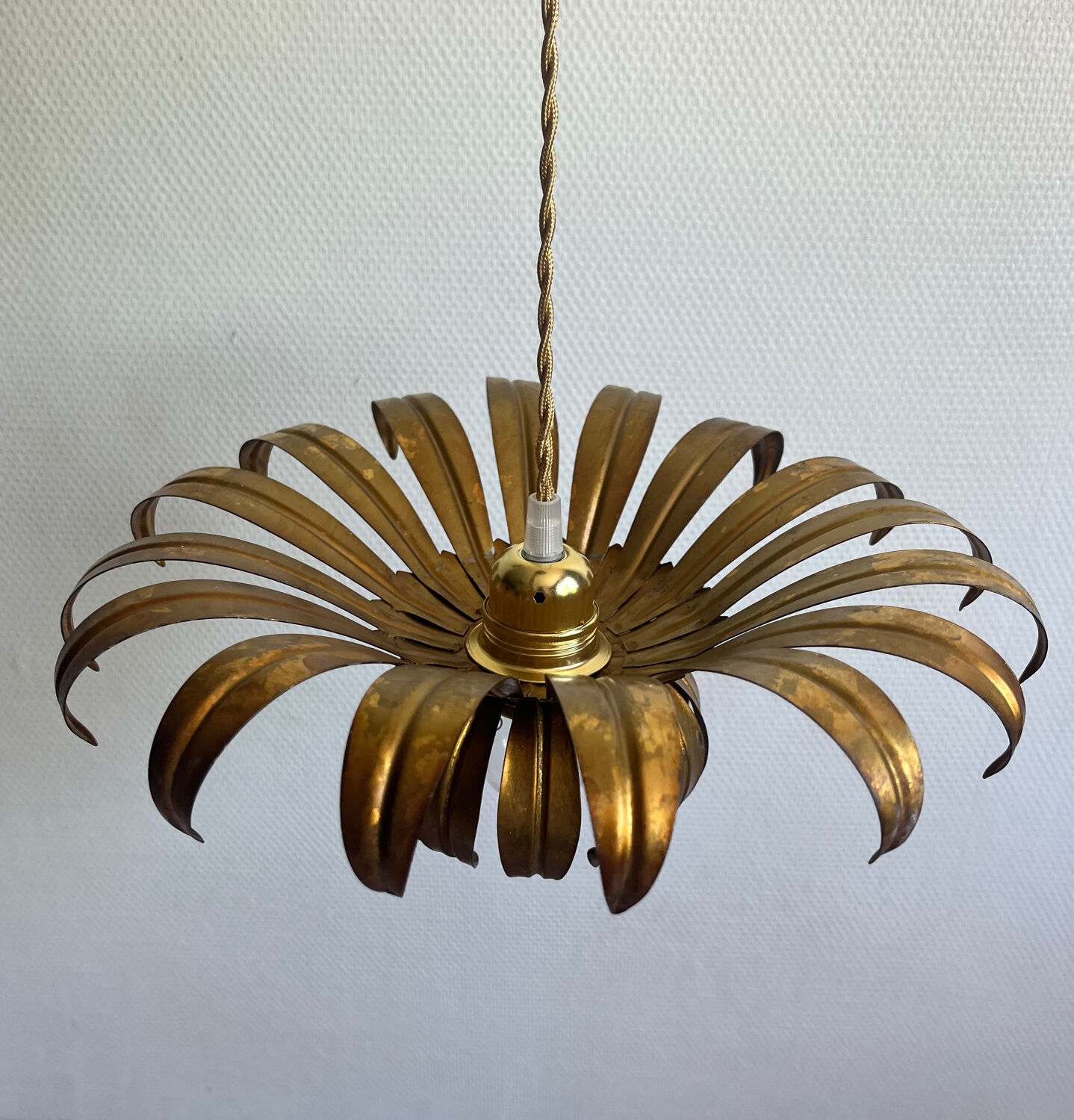Ceiling lamp pendant in aged gilded metal palm leaf