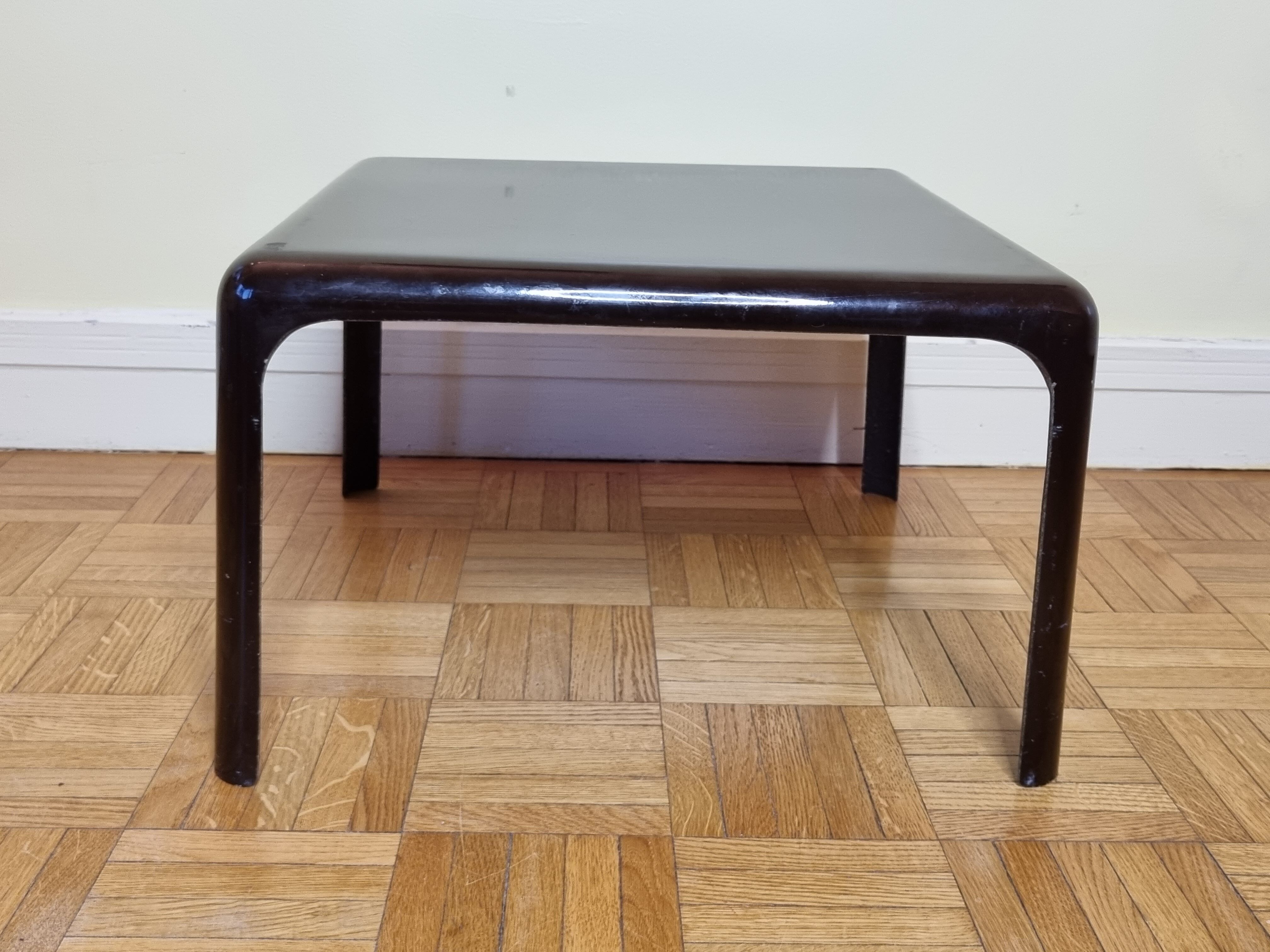 Table basse d'appoint en fibre de verre laquée années 70, 40 cm