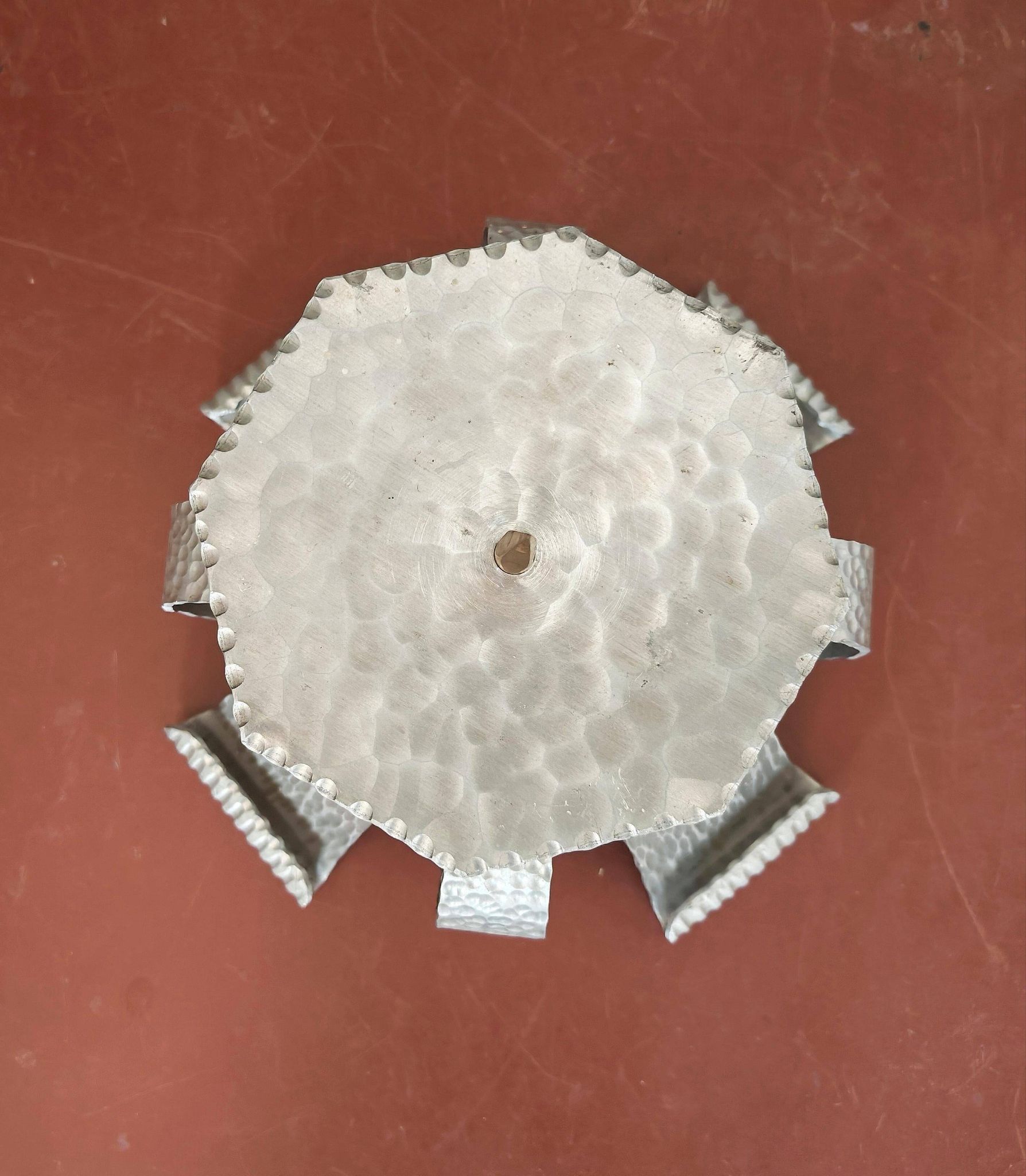 Paire de bougeoirs brutalistes en aluminium martelé, années 1970