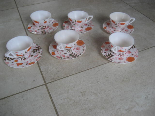 6 cups and VOLUFORM vintage melamine sub-cups