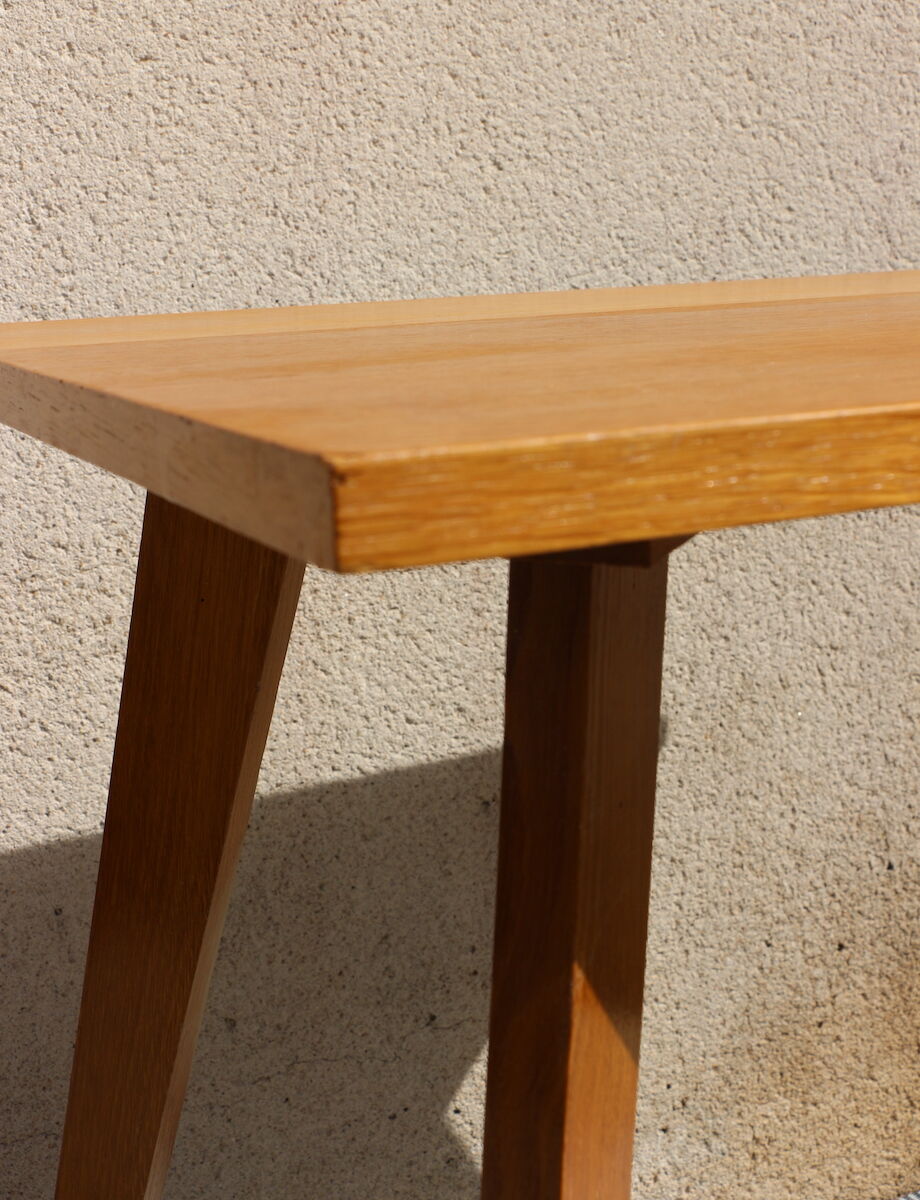 Table d'appoint de style scandinave à pieds en fuseaux