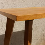 Table d'appoint de style scandinave à pieds en fuseaux
