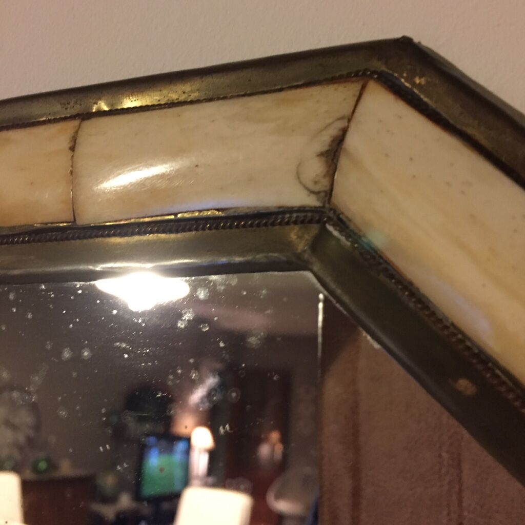 Octagonal brass mirror and veined beige bovine horn 29x29cm