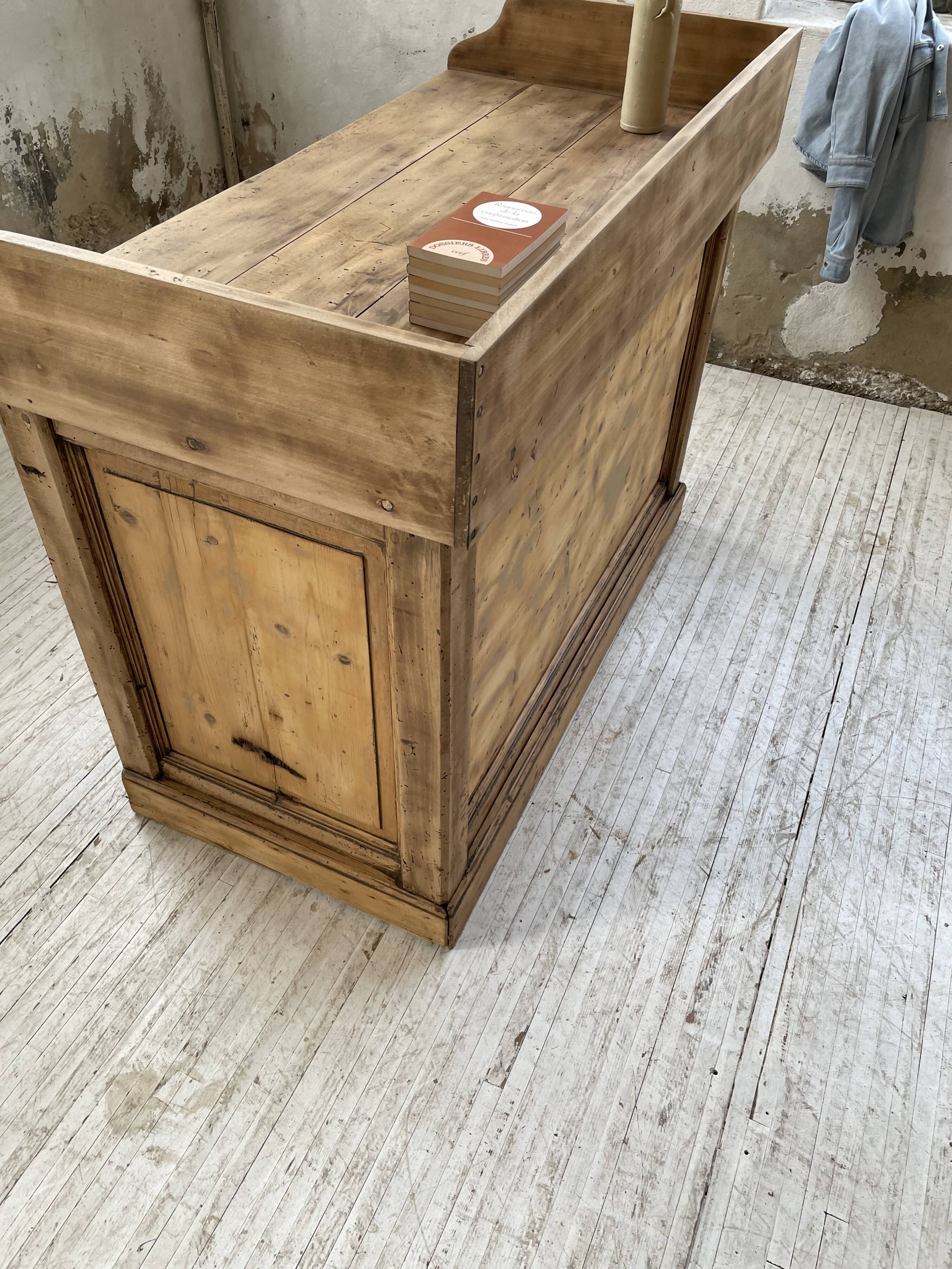 Trading counter central island pine