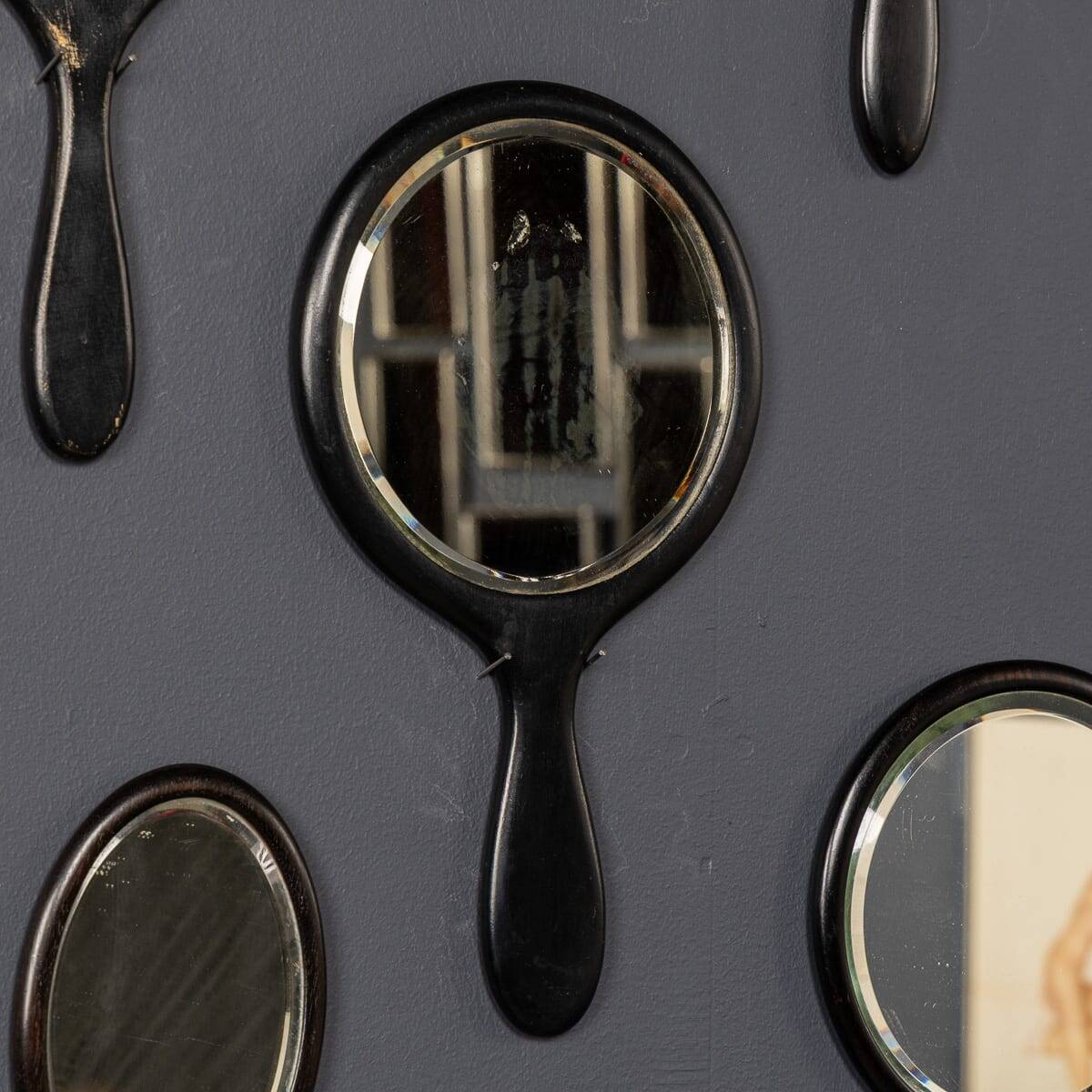 Collection antique du 19ème siècle de vingt-cinq miroirs à main en bois
