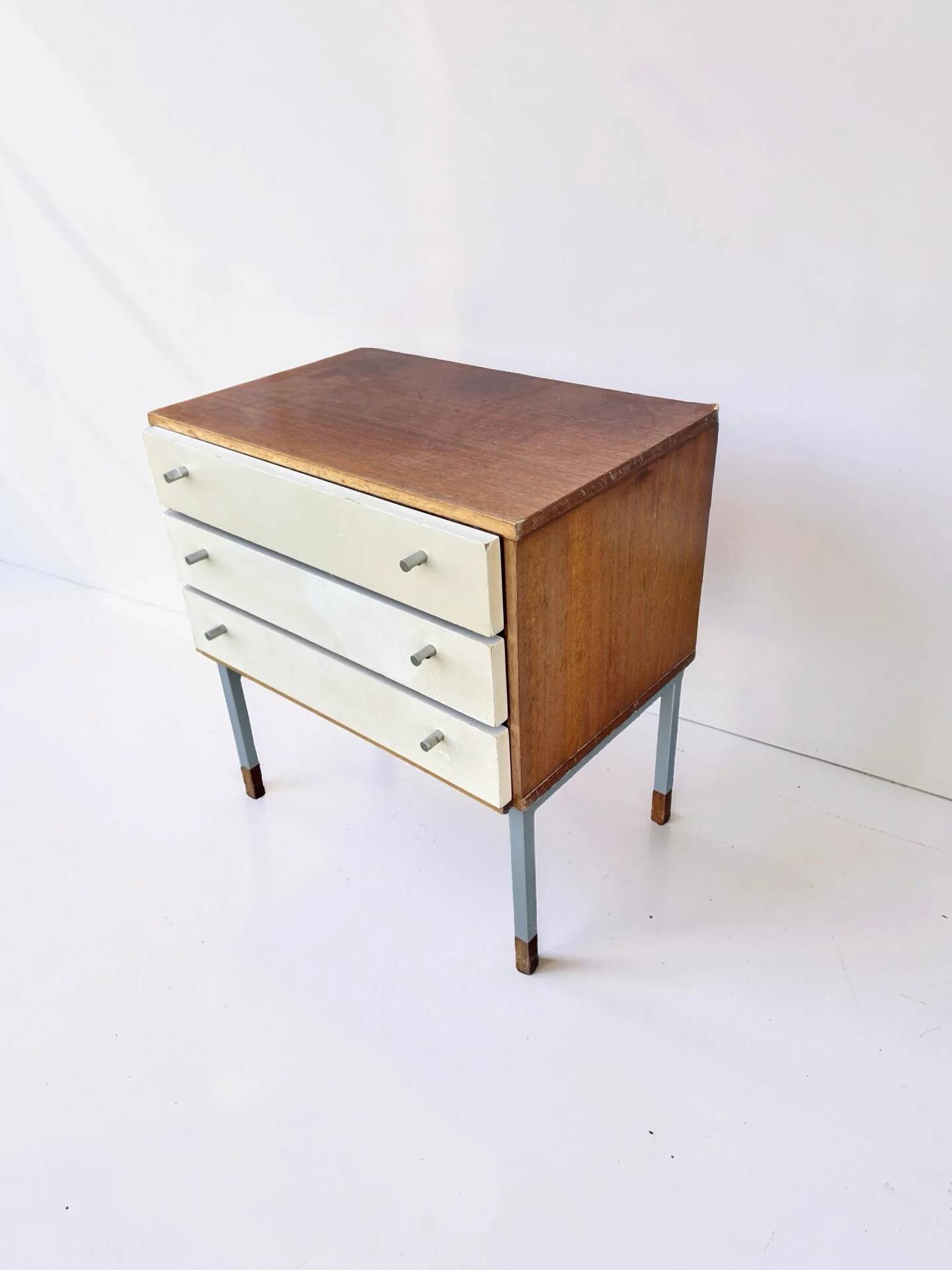 Small vintage drawer unit / bedside table with white drawers