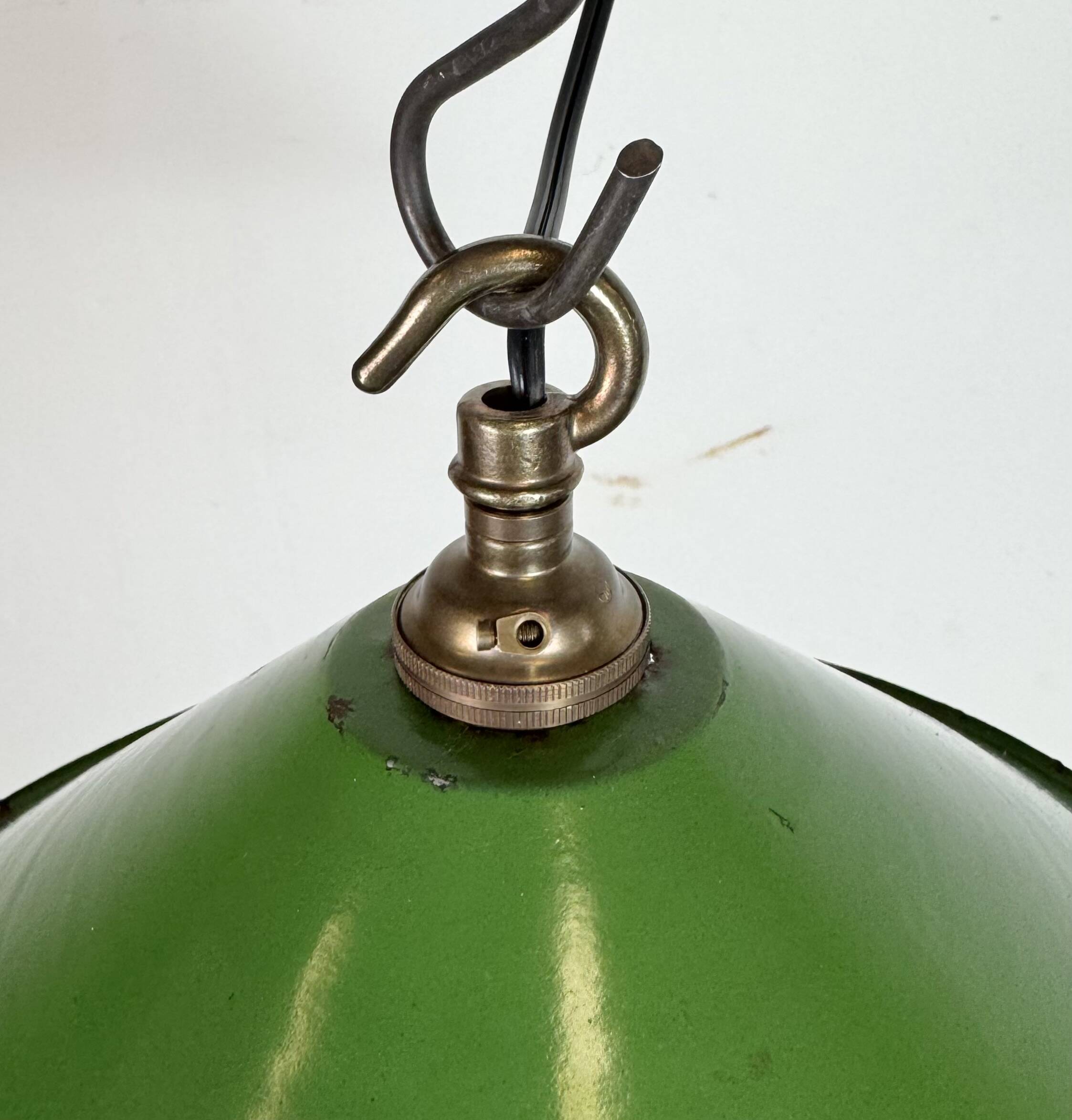 Suspension industrielle britannique en émail vert, années 1950