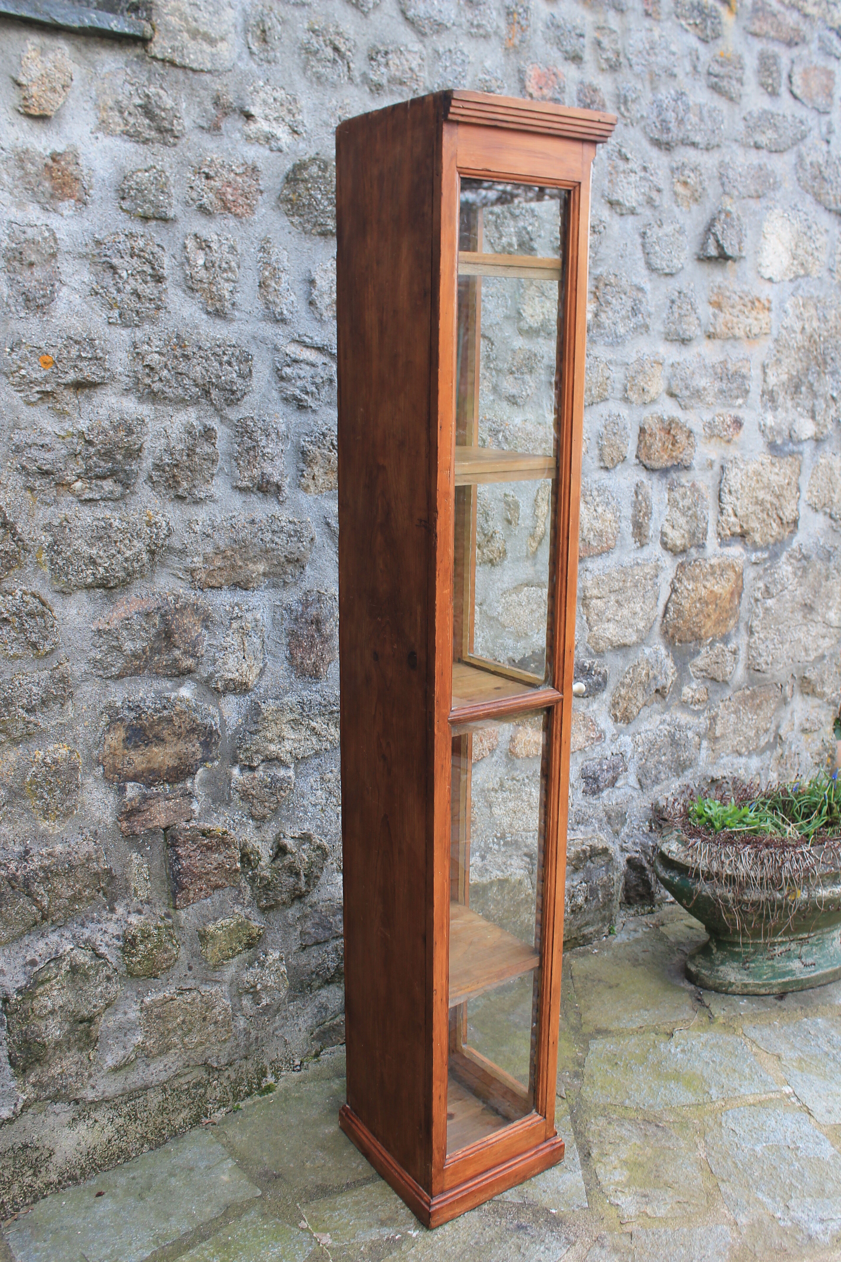 Corner store showcase