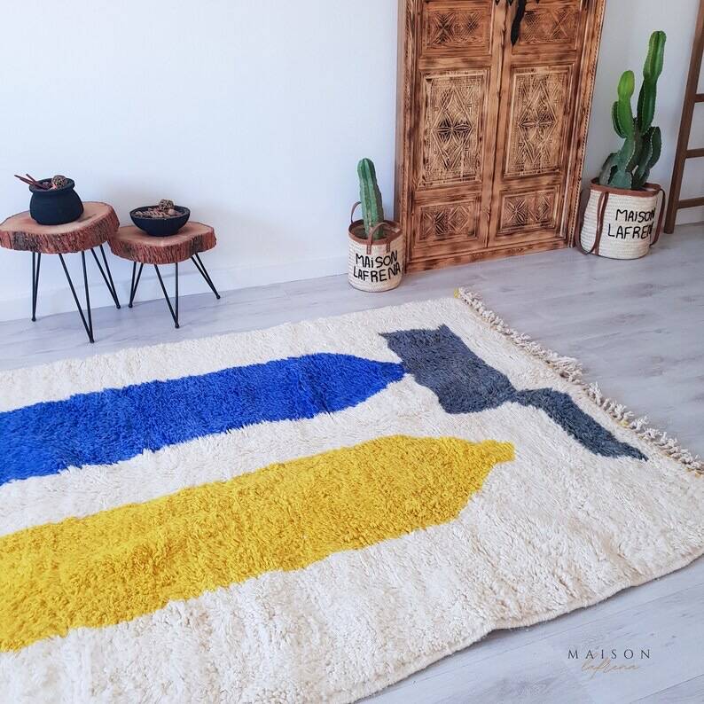 Traditional Berber rug in natural wool, size 200 x 300 cm.
