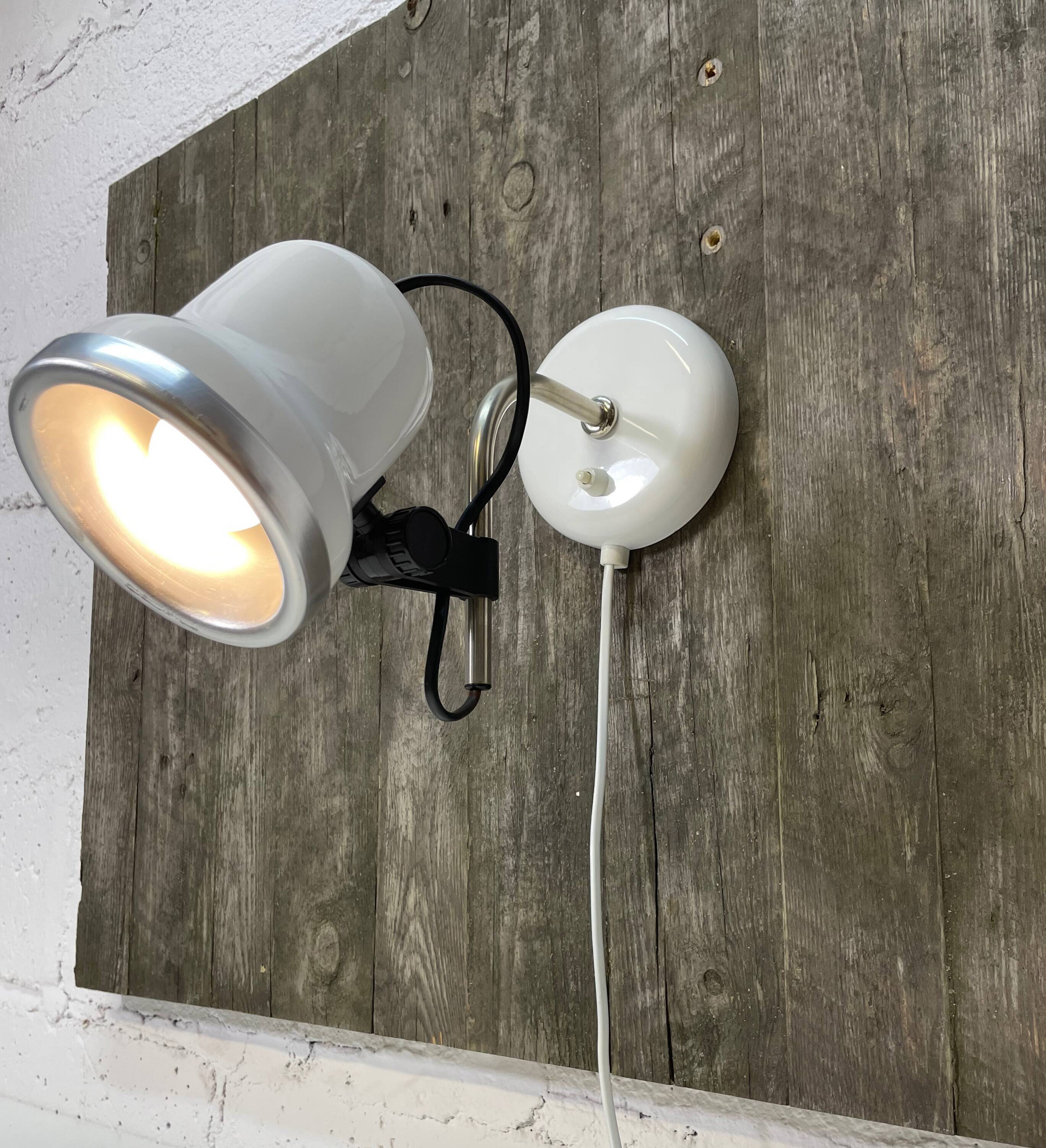 White adjustable wall lamp aka electric.
