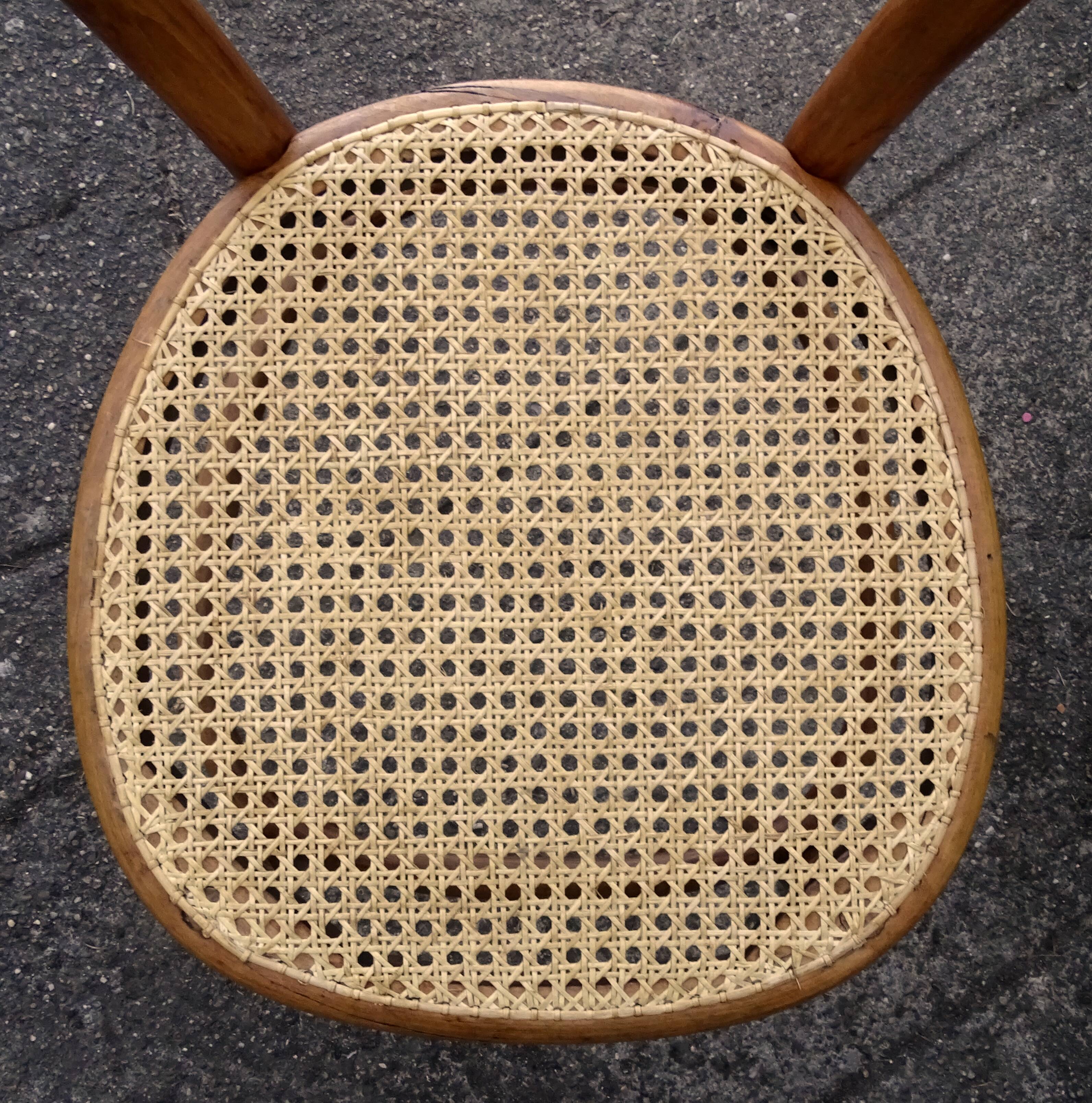 Deux chaises N°10 de Thonet 1870 noyer clair