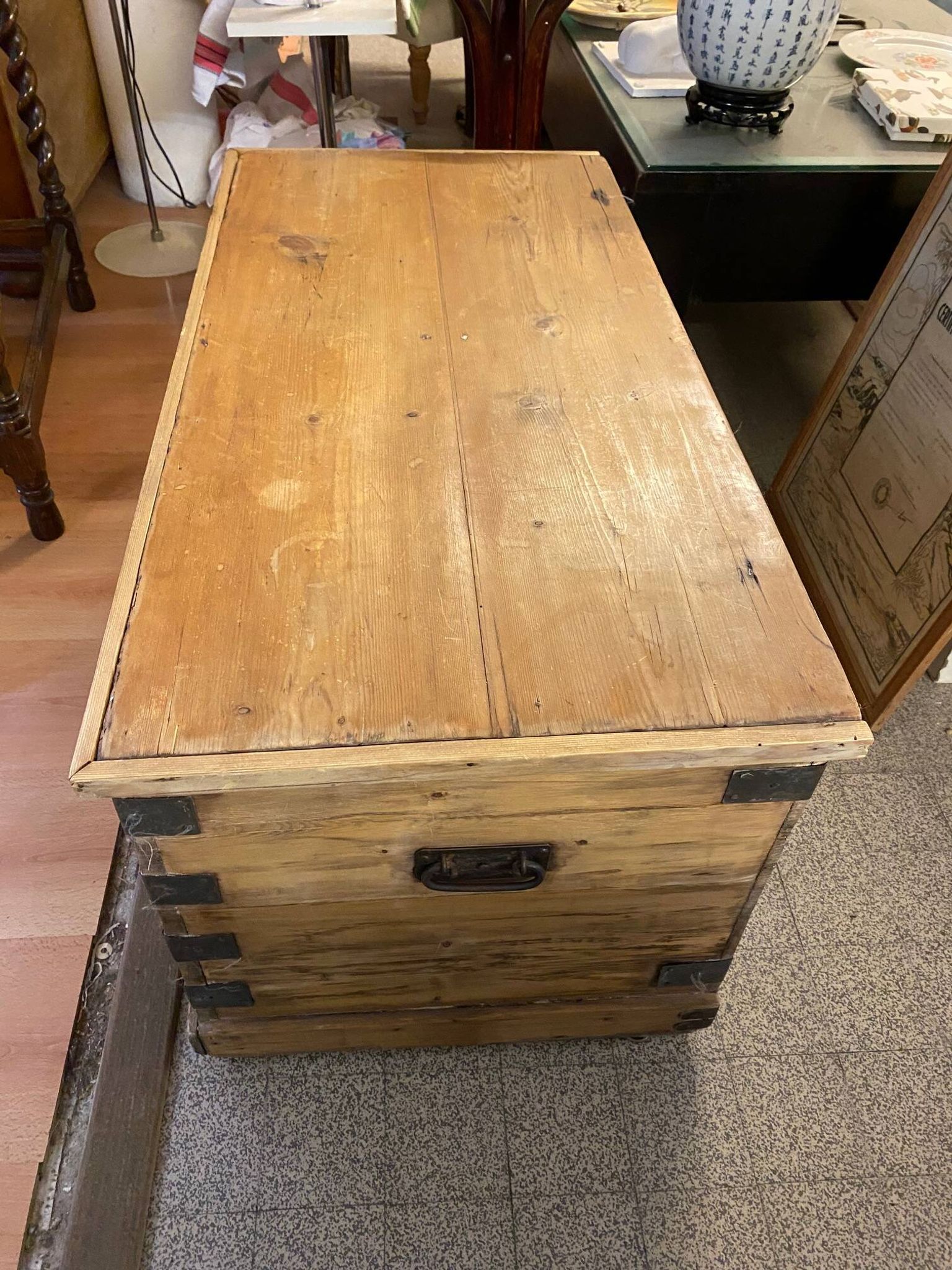 Ancienne malle coffre en bois de pin naturel avec interieur capitonne