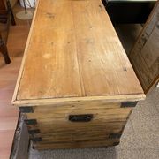 Ancienne malle coffre en bois de pin naturel avec interieur capitonne