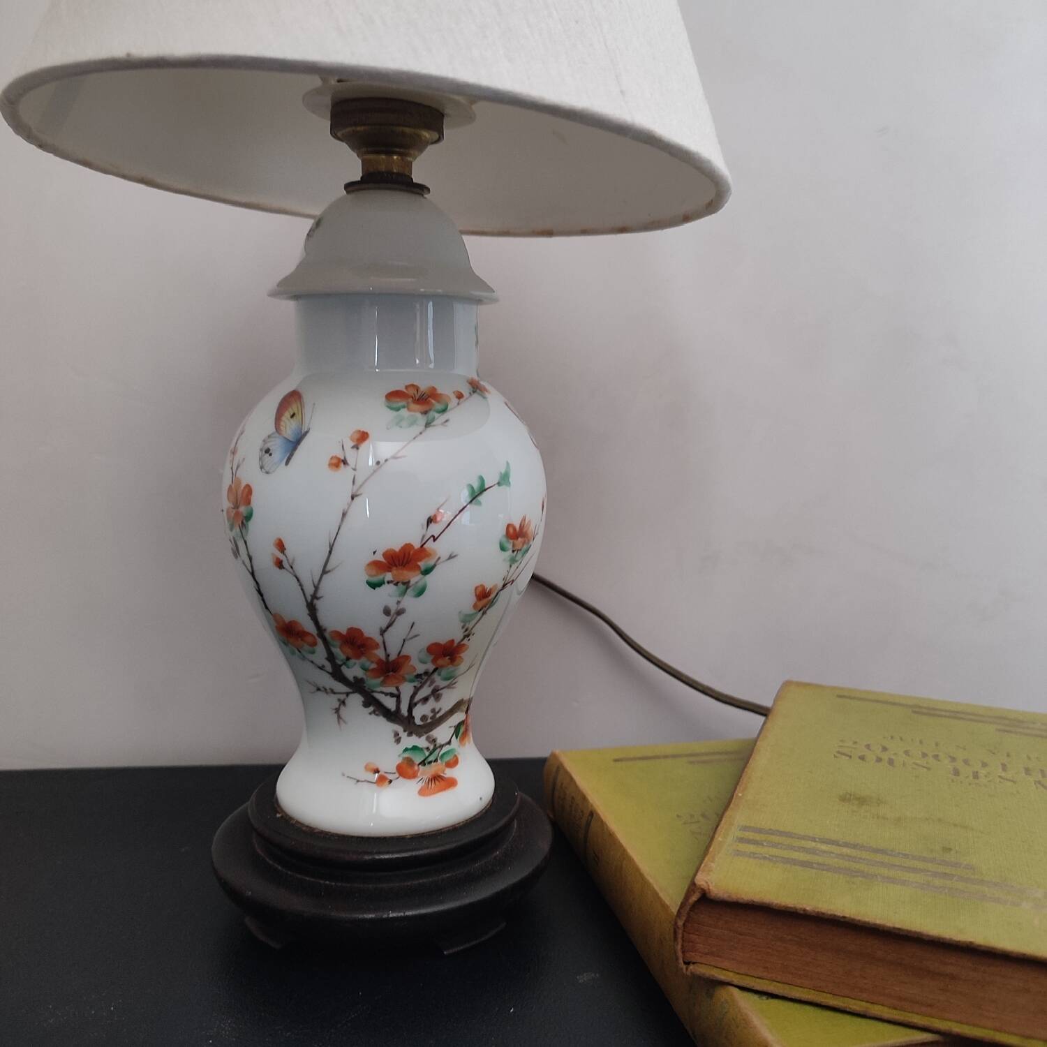 Porcelain base table lamp with Japanese decor