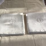 Paire de draps marqués LV