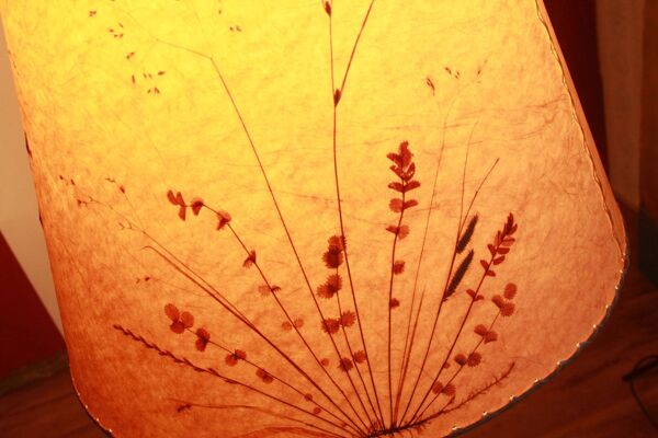 Lampadaire des années 1950 en laiton et teck/abat-jour avec motif floral