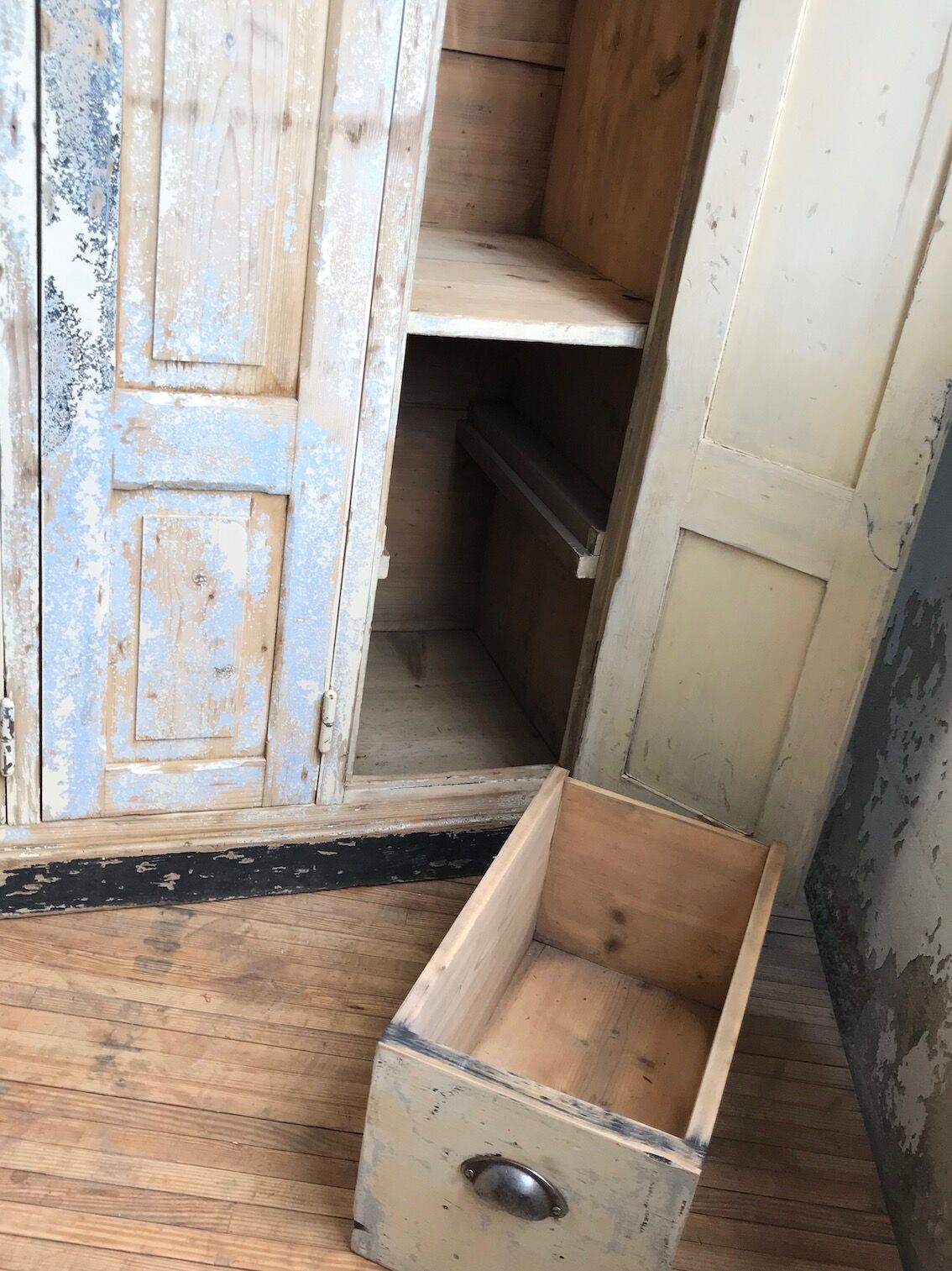 Wooden workshop vestiary