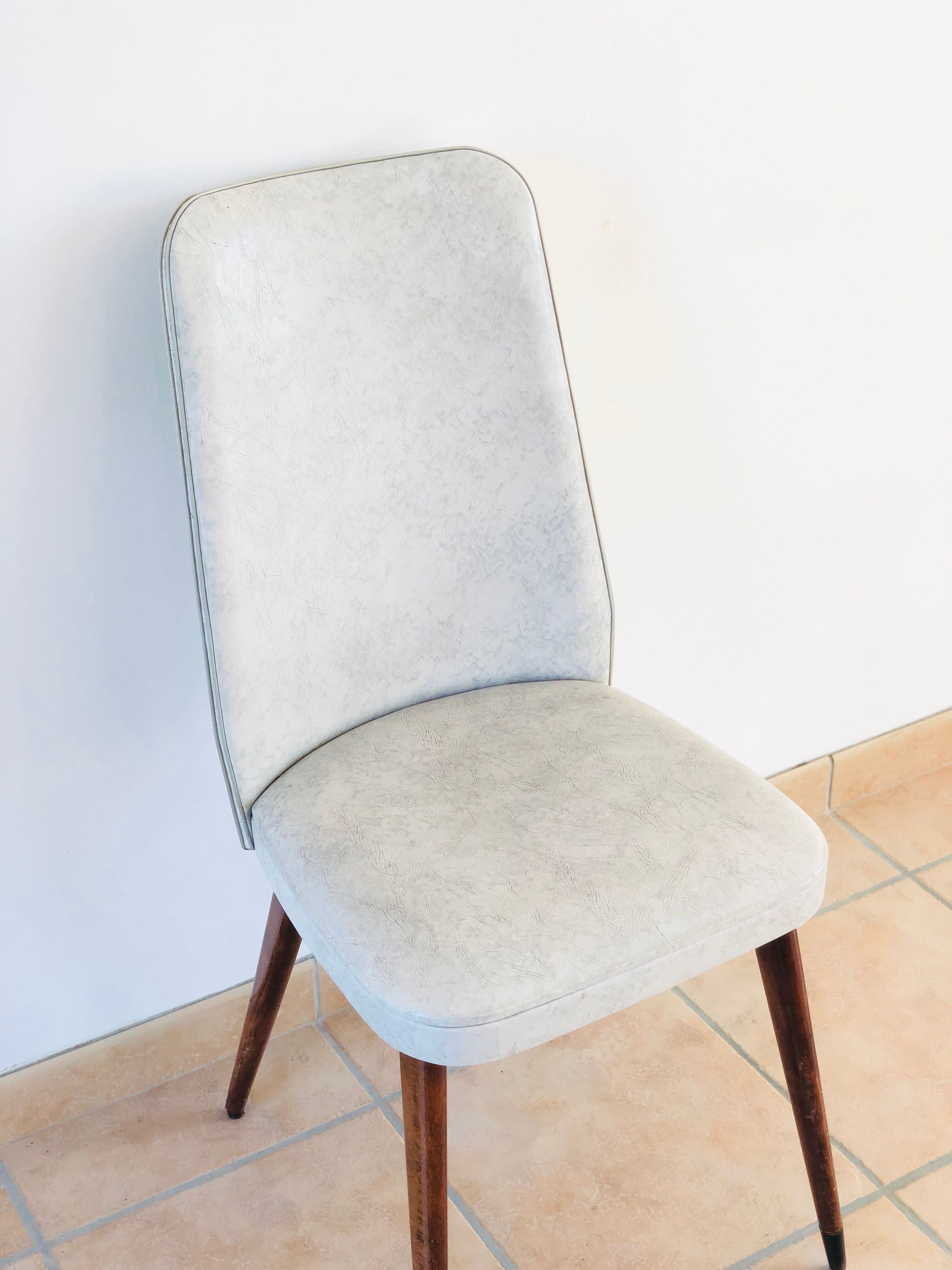 Set de 6 chaises vintage en skaï et noyer