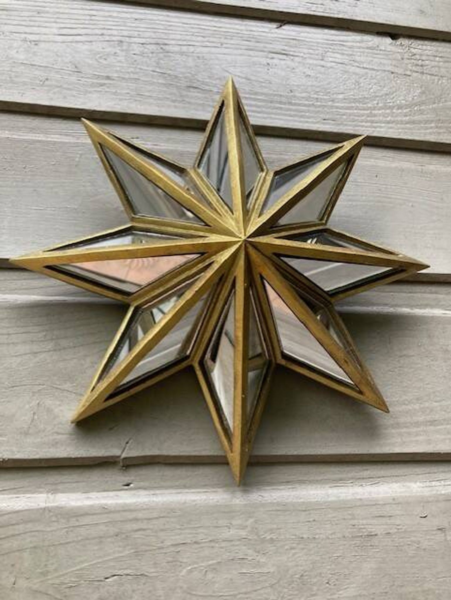 Star-shaped mirror