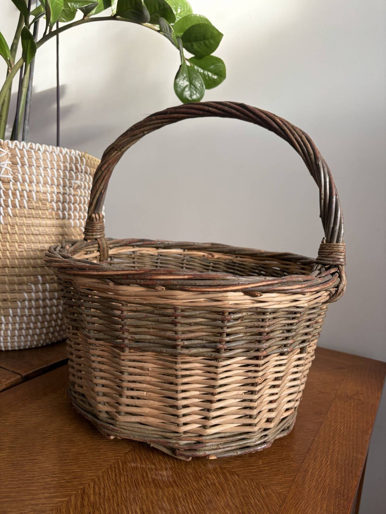 Panier osier tressé vintage , grande anse