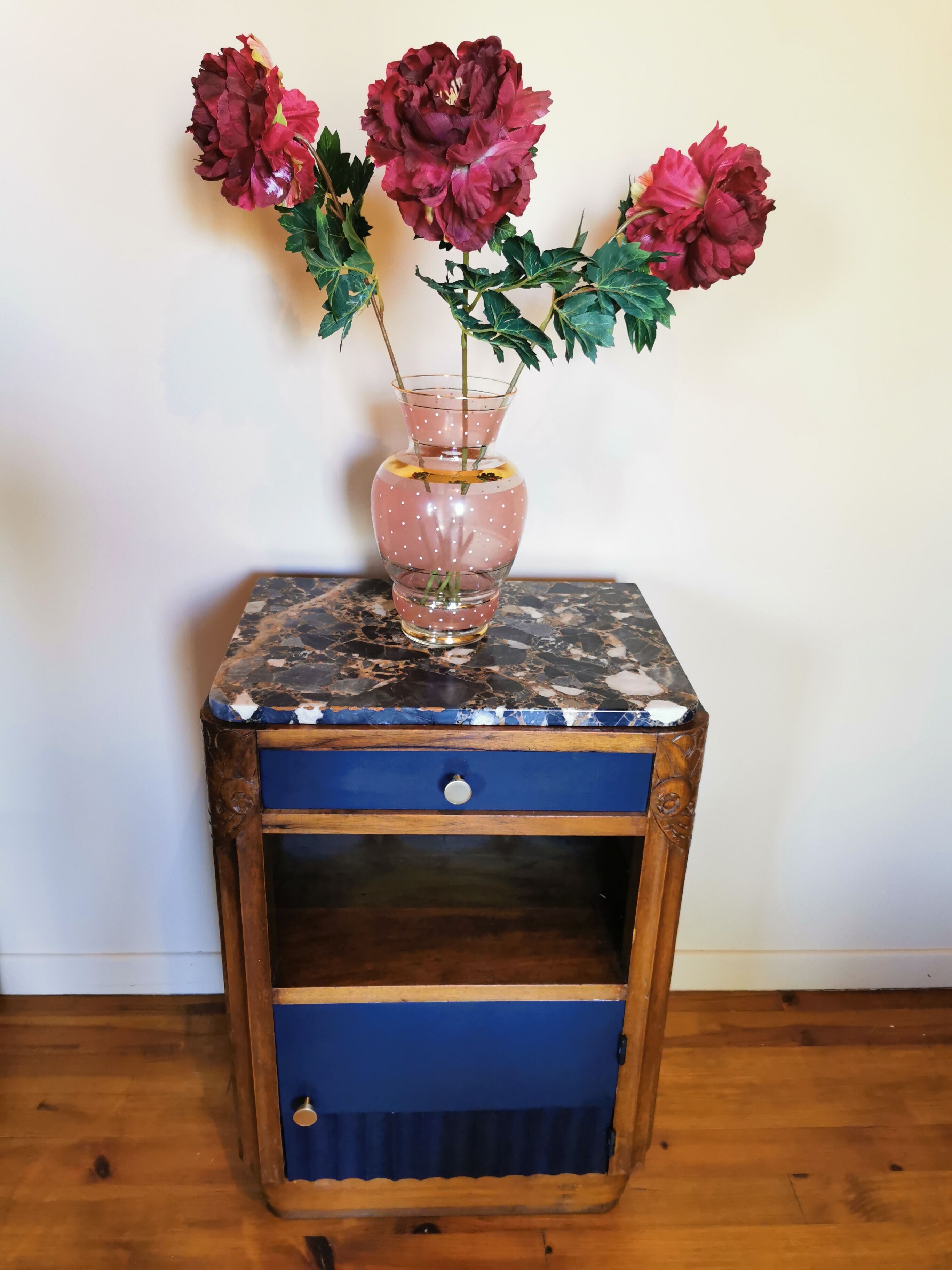 Pink vintage vase, gilded and white plumetis