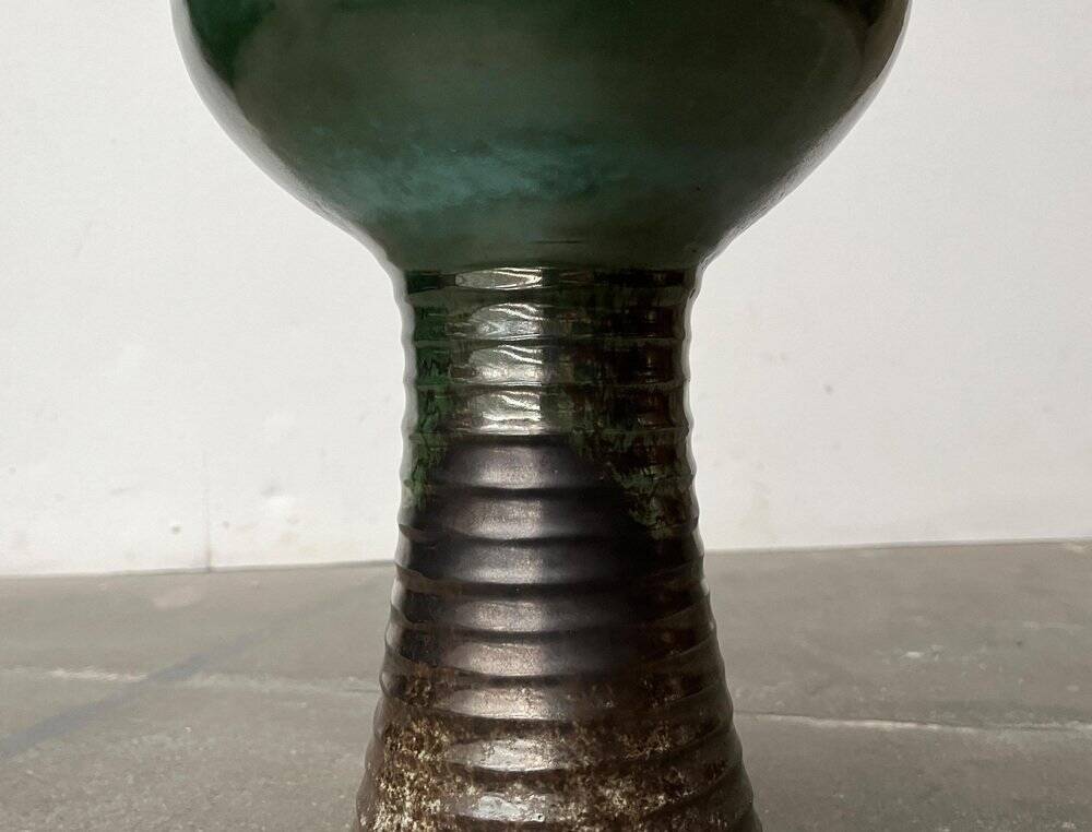 Brutalist studio pottery vase in East German style from the mid-century by Kerstin & Ralf Unterstab for Kunsttöpferei Unterstab KTU, 1960s.