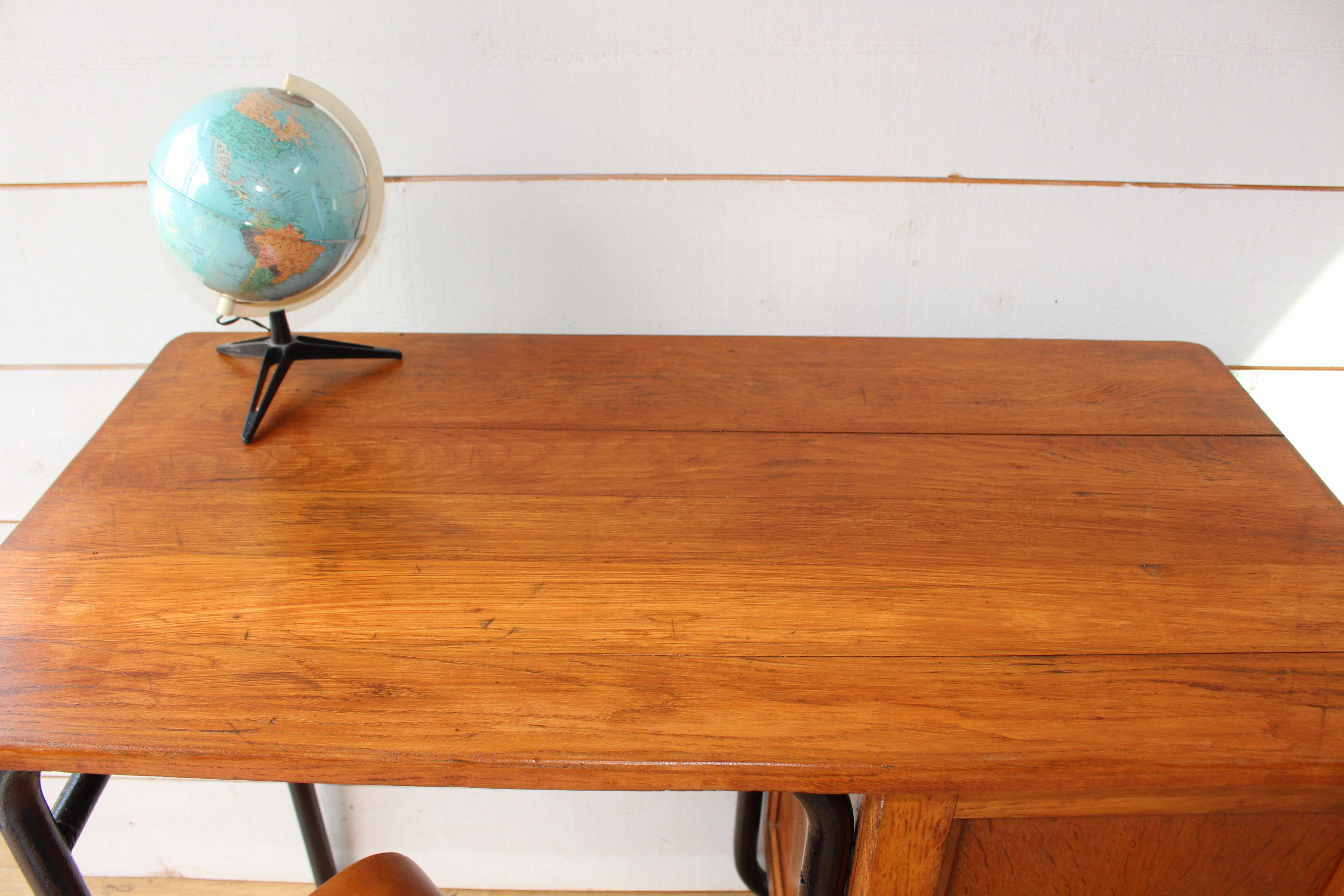 Bureau et chaise de maître d'école