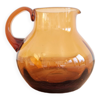Pichet ancien en verre ambré