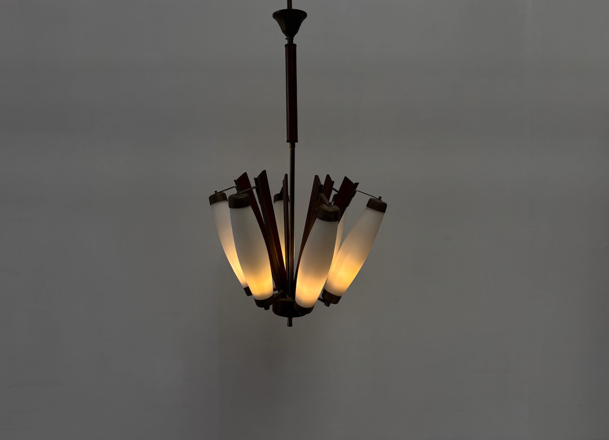 Lustre italien en teck et laiton