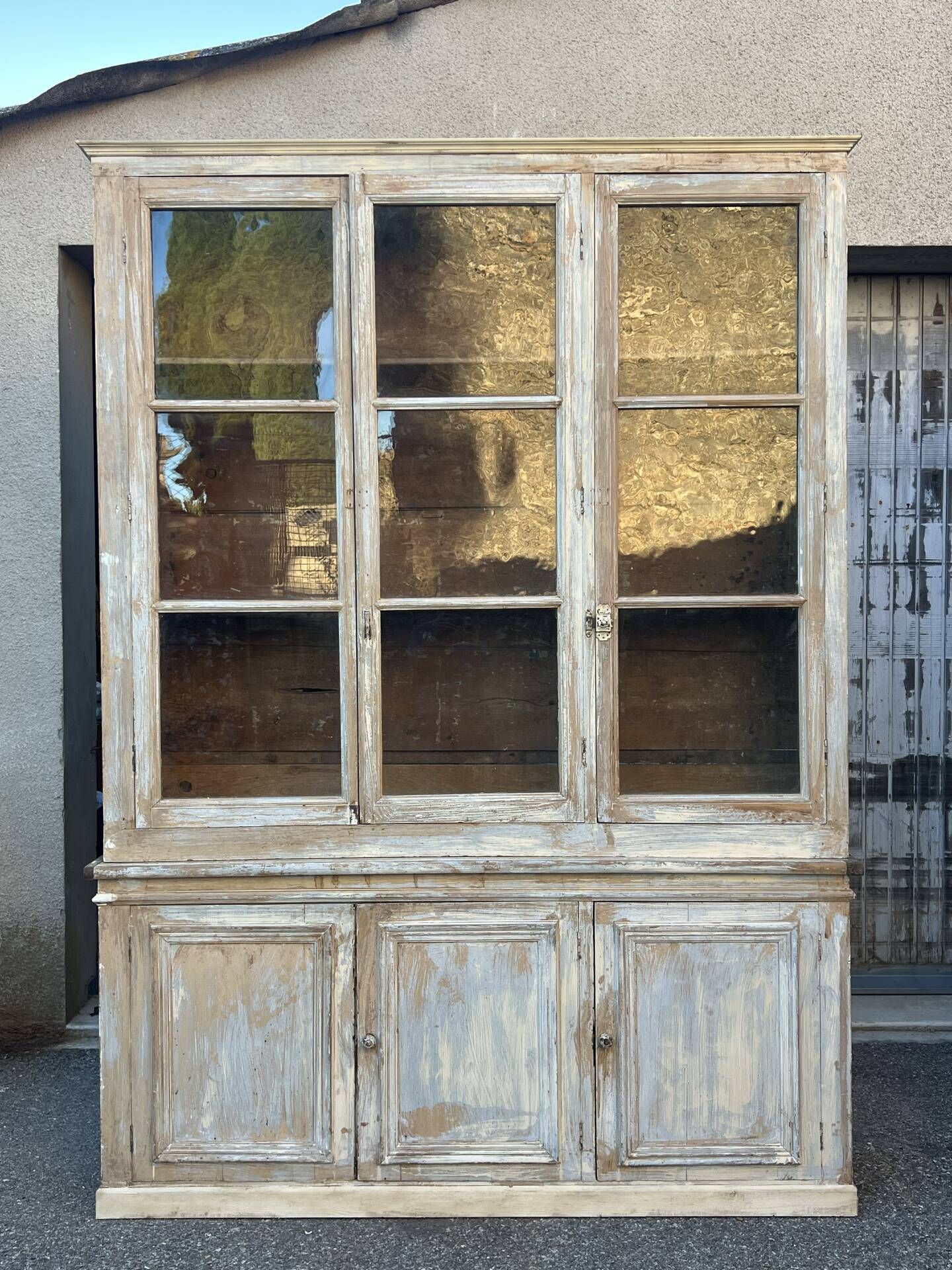 Confectioner's display case