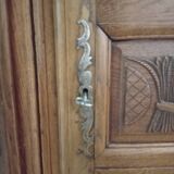 Armoire en chene sculptee