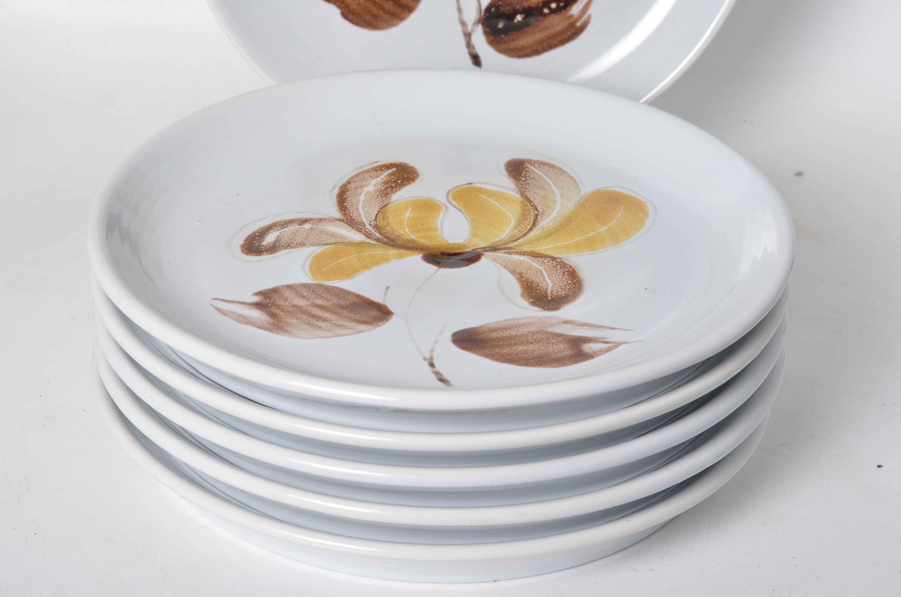 Flat plates in varnished stoneware iris pattern
