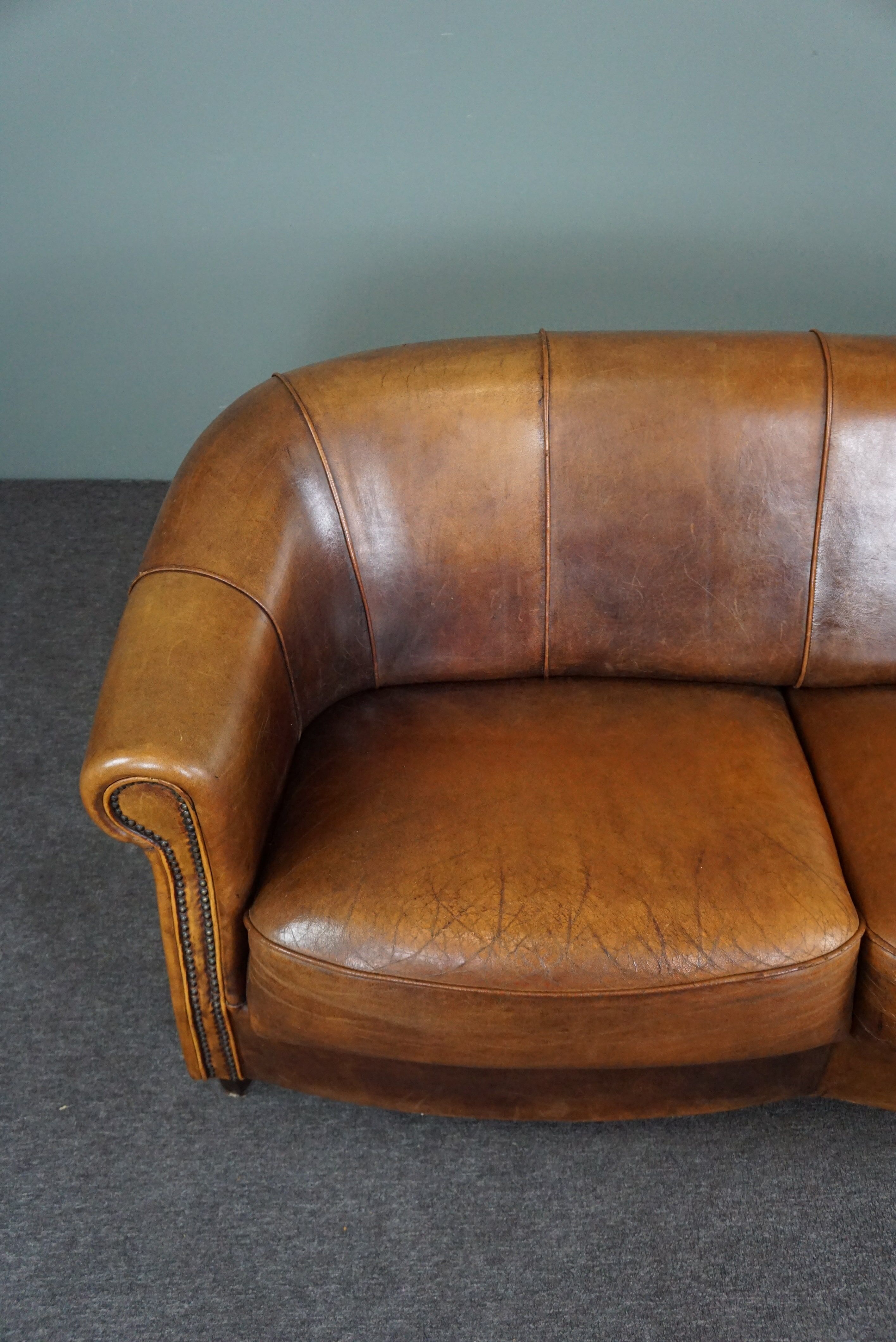 Comfortabele en stoere schapenleren 2 zits bank