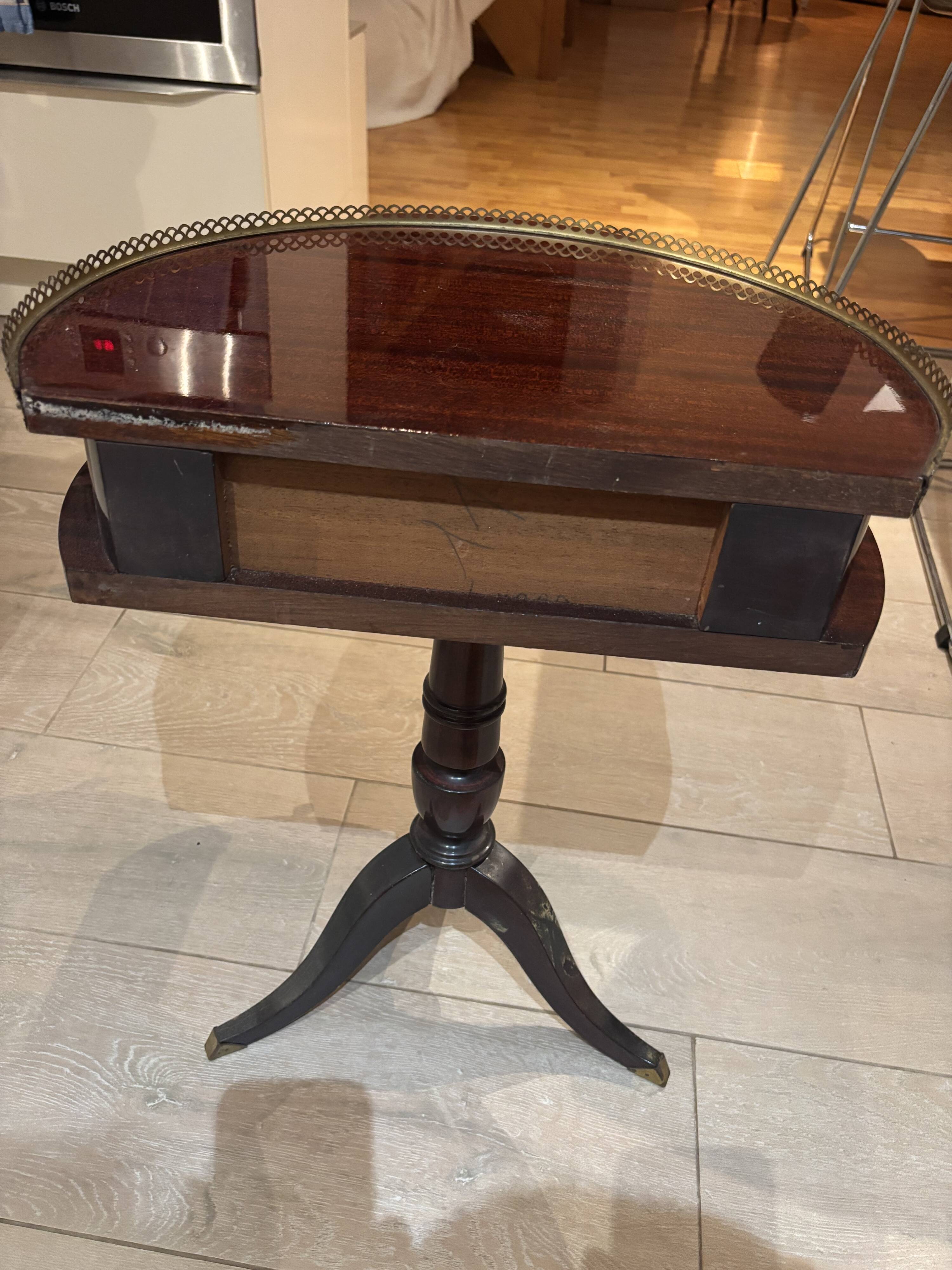 Empire style guéridon